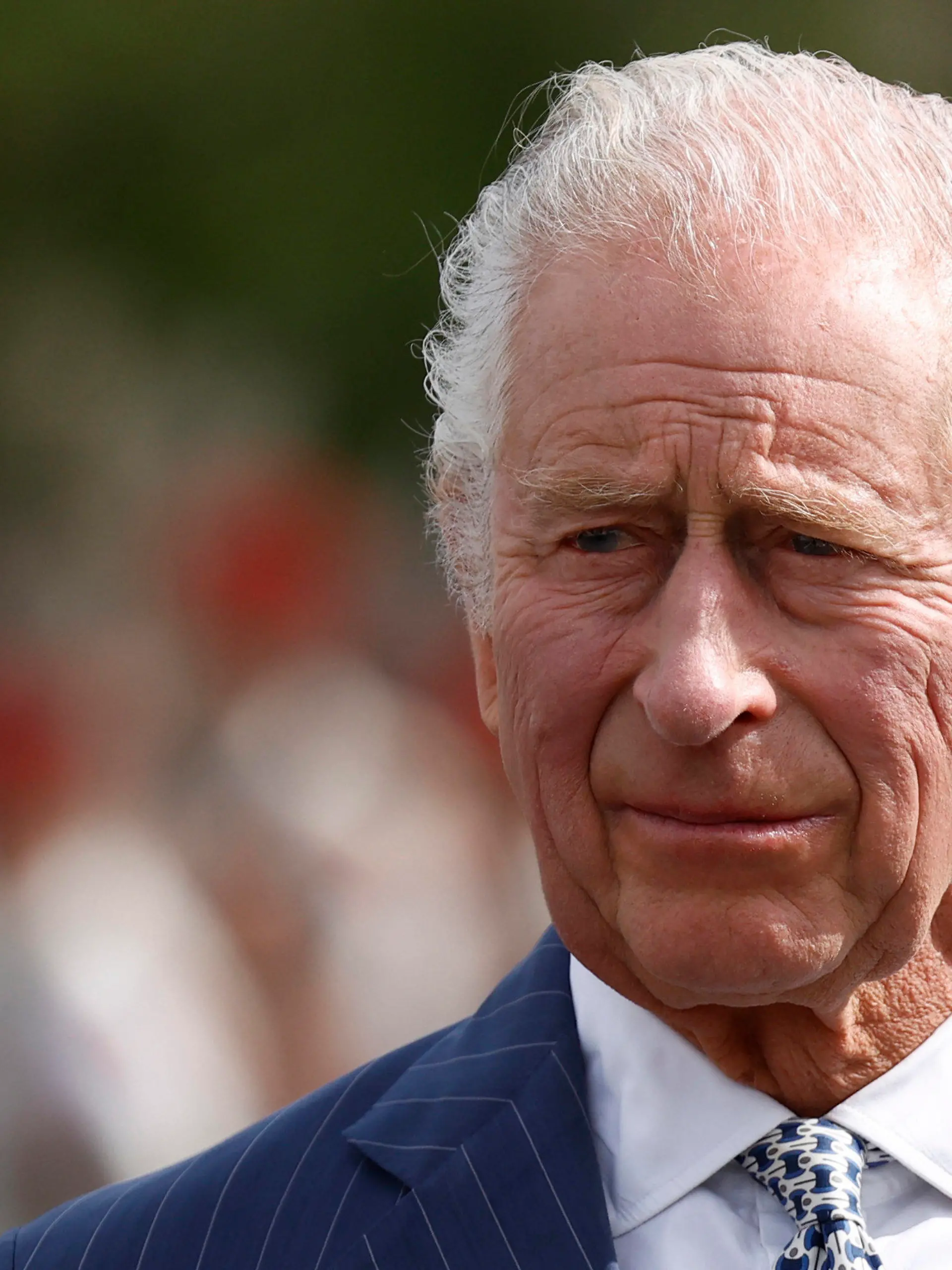 ARCHIV - 20.09.2023, Frankreich, Paris: König Charles III. bei einer Zeremonie am Arc de Triomphe. Beim britischen König Charles III. ist Krebs diagnostiziert worden. Das teilte der Buckingham-Palast am Montagabend mit. (zu dpa: «Palast: König Charles hat Krebs») Foto: Yoan Valat/EPA POOL via AP /dpa +++ dpa-Bildfunk +++