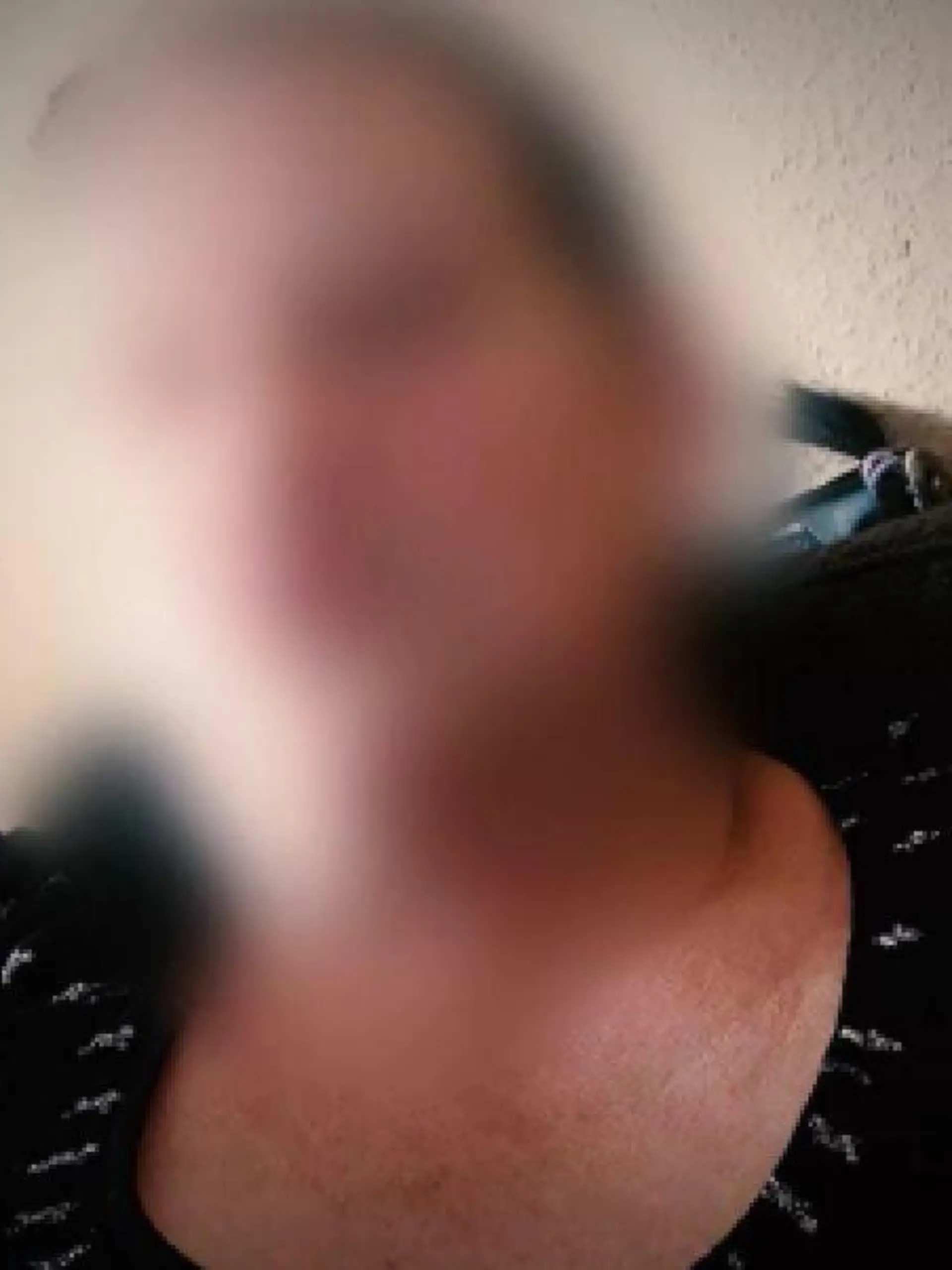 Iris S. soll Nackt-Fotos ihrer Tochter im Netz verkauft haben.