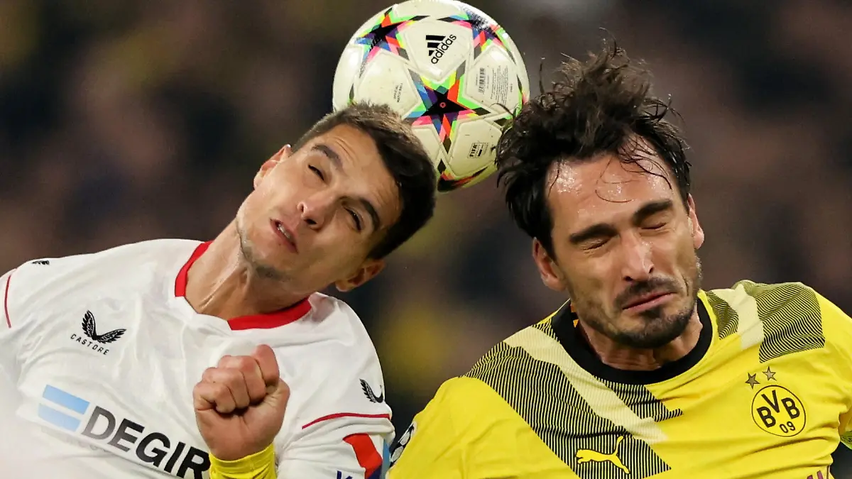 Soccer Football - Champions League - Group G - Borussia Dortmund v Sevilla - Signal Iduna Park, Dortmund, Germany - October 11, 2022 Sevilla's Erik Lamela in action with Borussia Dortmund's Mats Hummels REUTERS/Thilo Schmuelgen