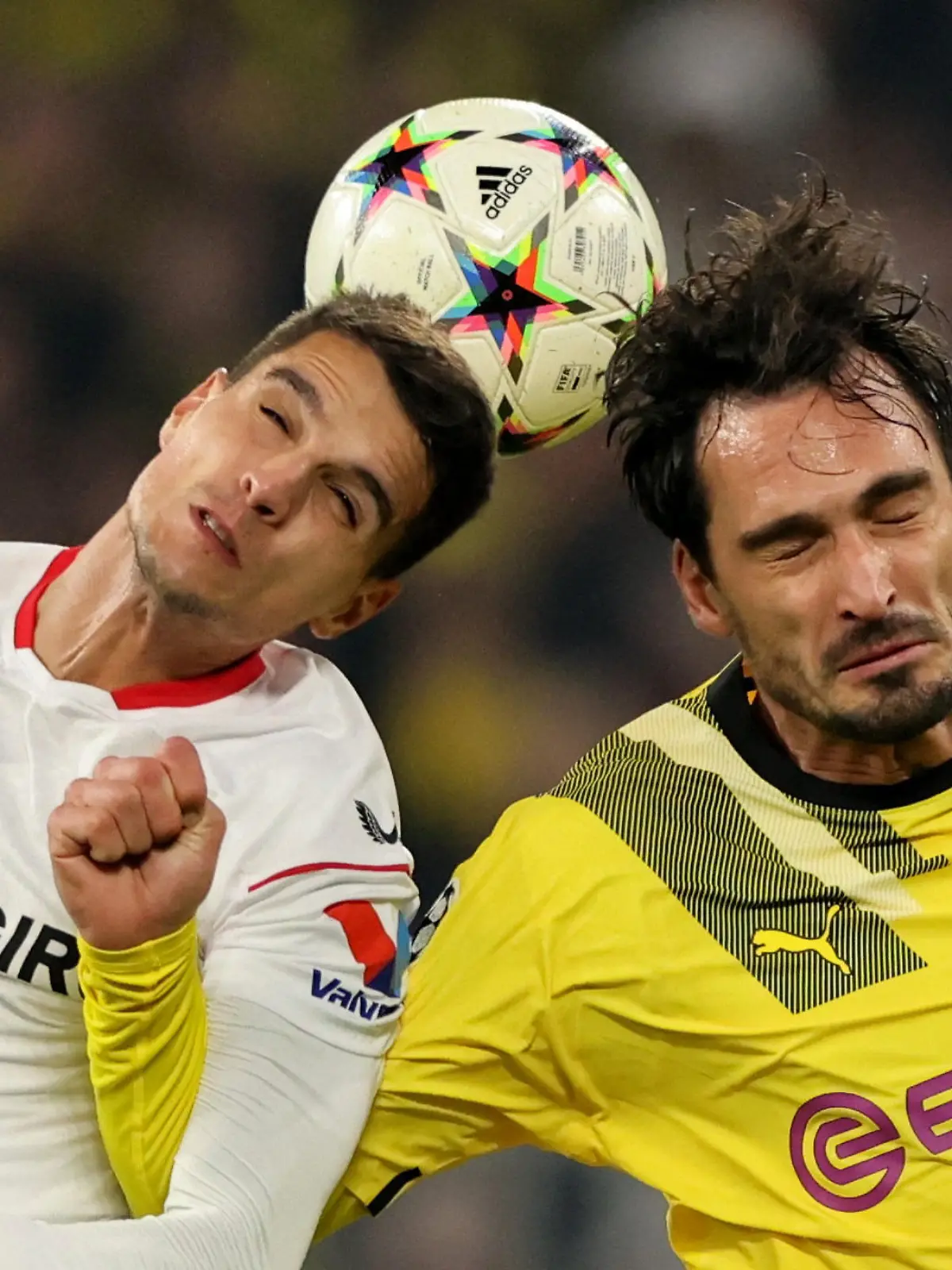 Soccer Football - Champions League - Group G - Borussia Dortmund v Sevilla - Signal Iduna Park, Dortmund, Germany - October 11, 2022 Sevilla's Erik Lamela in action with Borussia Dortmund's Mats Hummels REUTERS/Thilo Schmuelgen