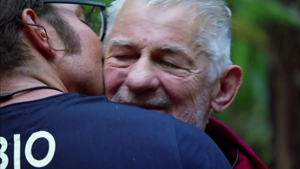 Wie süß! Fabio Knez und Heinz Hoenig haben sich bei „Ich bin ein Star – Holt mich hier raus!“ wirklich lieben gelernt.