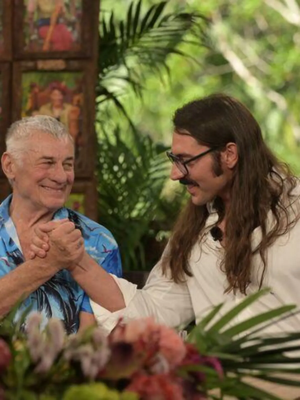 DAS ist echte Männerliebe! Die beiden Dschungelcamper Heinz Hoenig und Fabio Knez haben sich gesucht und gefunden.