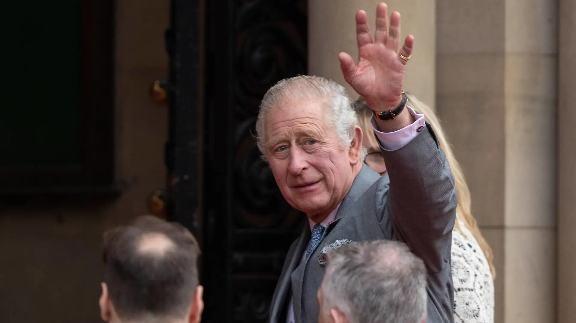 King Charles III waves to the to the people that have come out to see his visit in Bradford. King Charles III visits Centenary Square in Bradford, Yorkshire to watch performances by Bradford Brass Band and the Punjabi Roots Academy on the 8 November 2022. PUBLICATIONxNOTxINxUK Copyright: xThomasxGaddx PMI-5262-0015