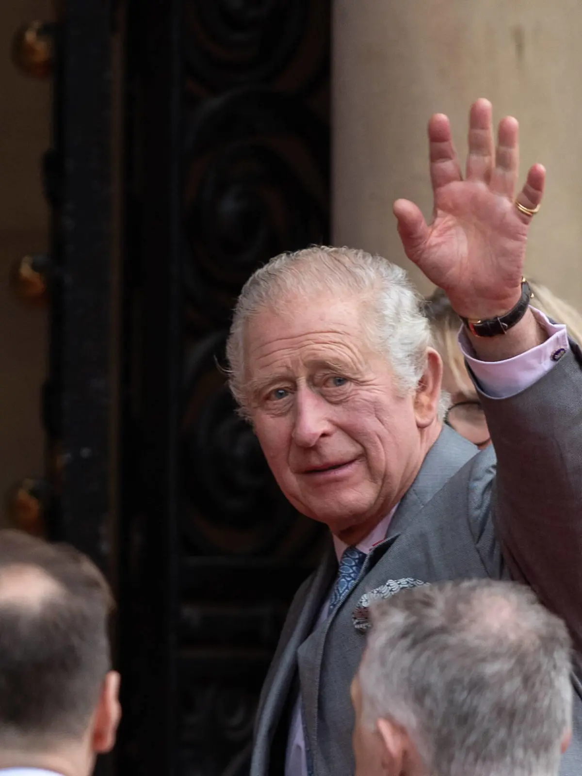 King Charles III waves to the to the people that have come out to see his visit in Bradford. King Charles III visits Centenary Square in Bradford, Yorkshire to watch performances by Bradford Brass Band and the Punjabi Roots Academy on the 8 November 2022. PUBLICATIONxNOTxINxUK Copyright: xThomasxGaddx PMI-5262-0015 