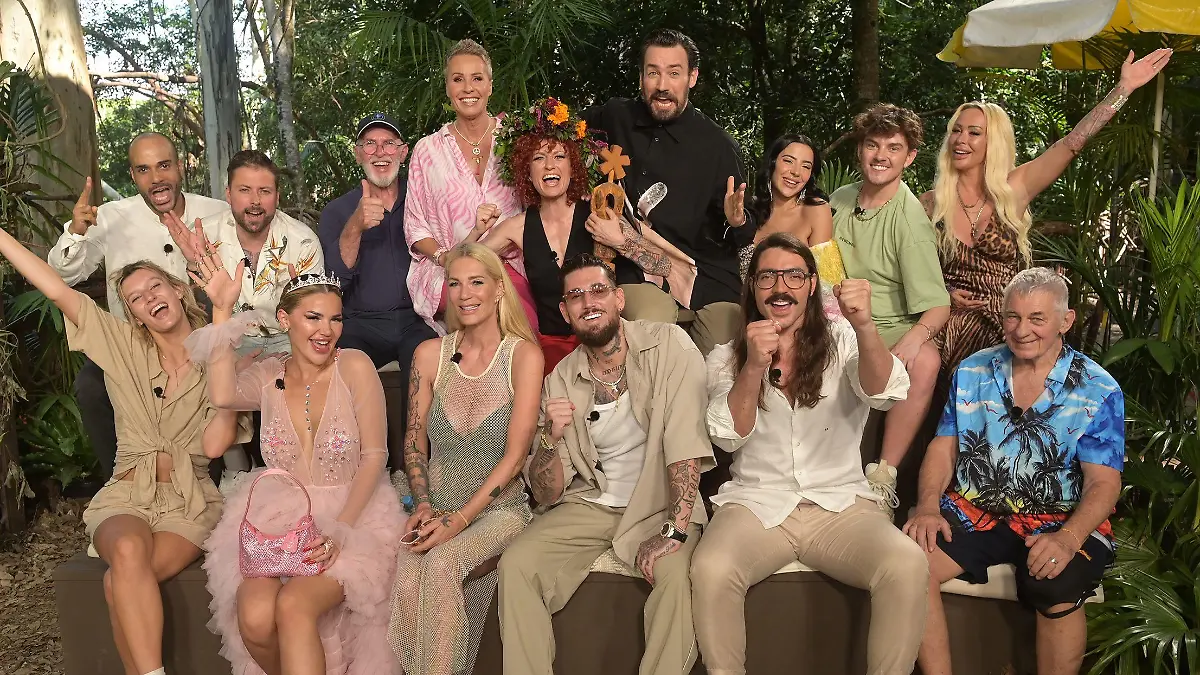 Reihe oben von links: David Odonkor, Felix von Jascheroff, Dr. Bob, Sonja Zietlow, Lucy Diakovska, Jan Köppen, Leyla Lahouar, Twenty4Tim, Cora Schumacher
Reihe unten von links: Anya Elsner, Kim Virginia, Sarah Kern, Mike Heiter, Fabio Knez, Heinz Hoenig beim Wiedersehen im Baumhaus.
+++ Die Verwendung des sendungsbezogenen Materials ist nur mit dem Hinweis und Verlinkung auf RTL+ gestattet. +++
