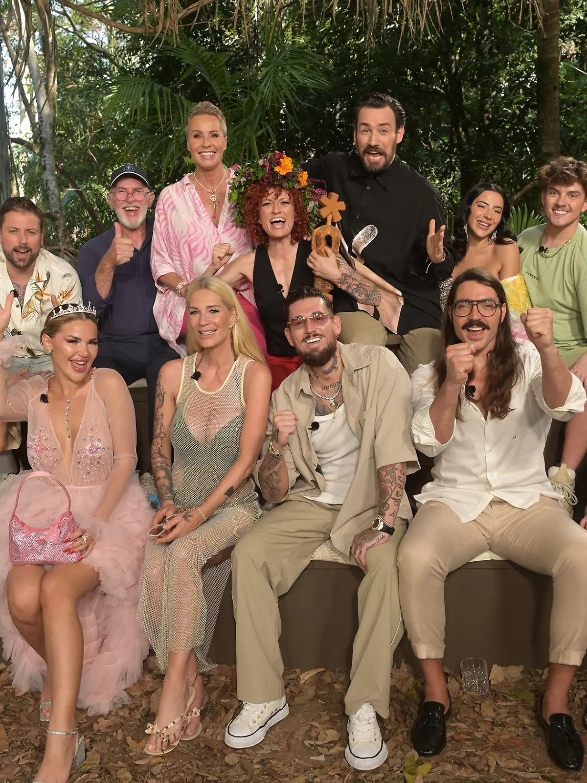 Reihe oben von links: David Odonkor, Felix von Jascheroff, Dr. Bob, Sonja Zietlow, Lucy Diakovska, Jan Köppen, Leyla Lahouar, Twenty4Tim, Cora Schumacher
Reihe unten von links: Anya Elsner, Kim Virginia, Sarah Kern, Mike Heiter, Fabio Knez, Heinz Hoenig beim Wiedersehen im Baumhaus.

+++ Die Verwendung des sendungsbezogenen Materials ist nur mit dem Hinweis und Verlinkung auf RTL+ gestattet. +++
