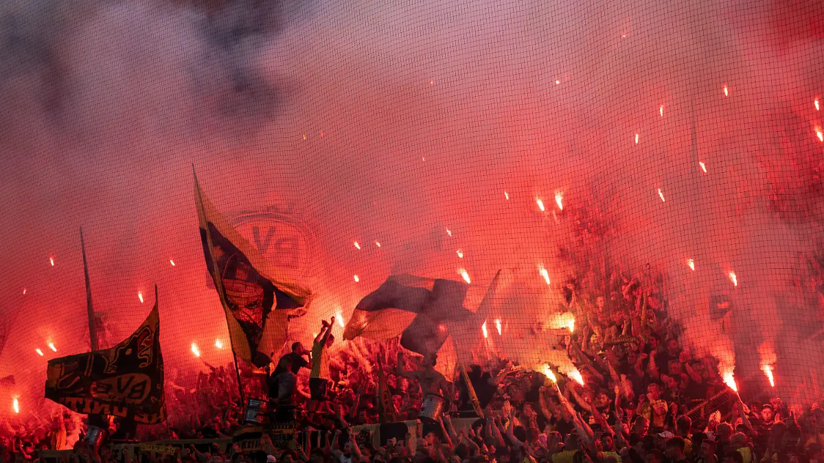 06.09.2022, Nordrhein-Westfalen, Dortmund: Fußball: Champions League, Borussia Dortmund - FC Kopenhagen, Gruppenphase, Gruppe G, 1. Spieltag, Signal Iduna Park. Dortmunds Fans brennen Feuerwerkskörper ab. (zu dpa: «UEFA-Strafe auf Bewährung: Zuschauer-Teilausschluss für Dortmund») Foto: Bernd Thissen/dpa +++ dpa-Bildfunk +++