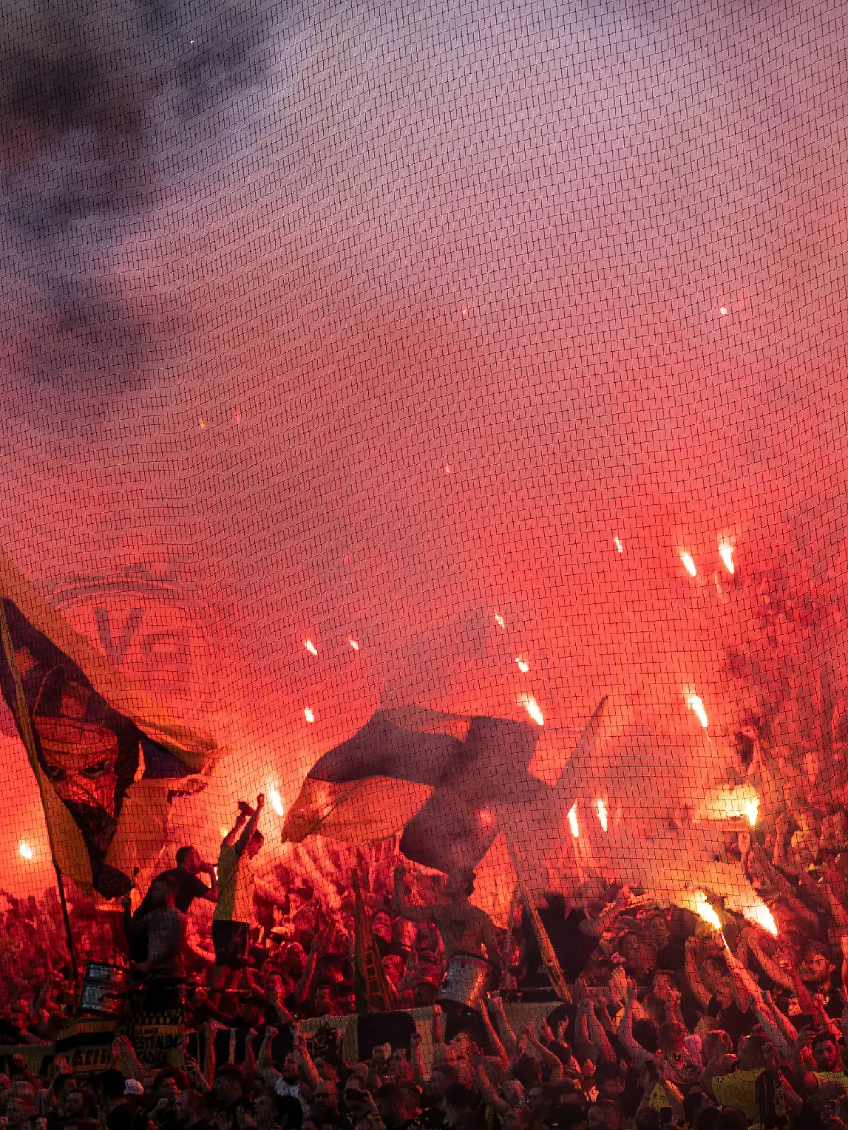 06.09.2022, Nordrhein-Westfalen, Dortmund: Fußball: Champions League, Borussia Dortmund - FC Kopenhagen, Gruppenphase, Gruppe G, 1. Spieltag, Signal Iduna Park. Dortmunds Fans brennen Feuerwerkskörper ab. (zu dpa: «UEFA-Strafe auf Bewährung: Zuschauer-Teilausschluss für Dortmund») Foto: Bernd Thissen/dpa +++ dpa-Bildfunk +++