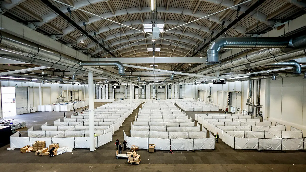 09.10.2022, Hamburg: Arbeiter bereiten eine Messehalle für die Unterbringung von Schutzsuchenden aus der Ukraine vor. Die Halle soll kurzfristig mit rund 400 Menschen belegt werden. Foto: Axel Heimken/dpa +++ dpa-Bildfunk +++