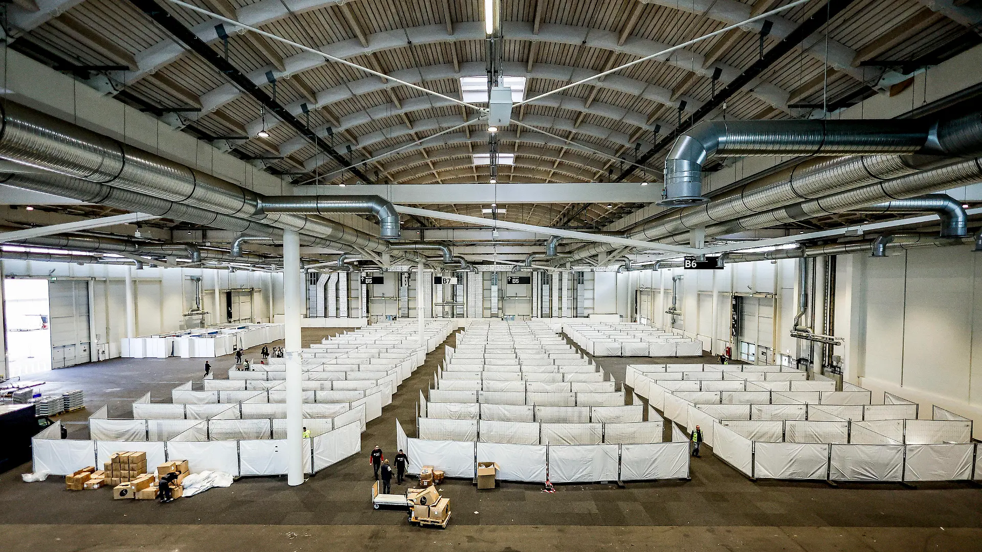 09.10.2022, Hamburg: Arbeiter bereiten eine Messehalle für die Unterbringung von Schutzsuchenden aus der Ukraine vor. Die Halle soll kurzfristig mit rund 400 Menschen belegt werden. Foto: Axel Heimken/dpa +++ dpa-Bildfunk +++