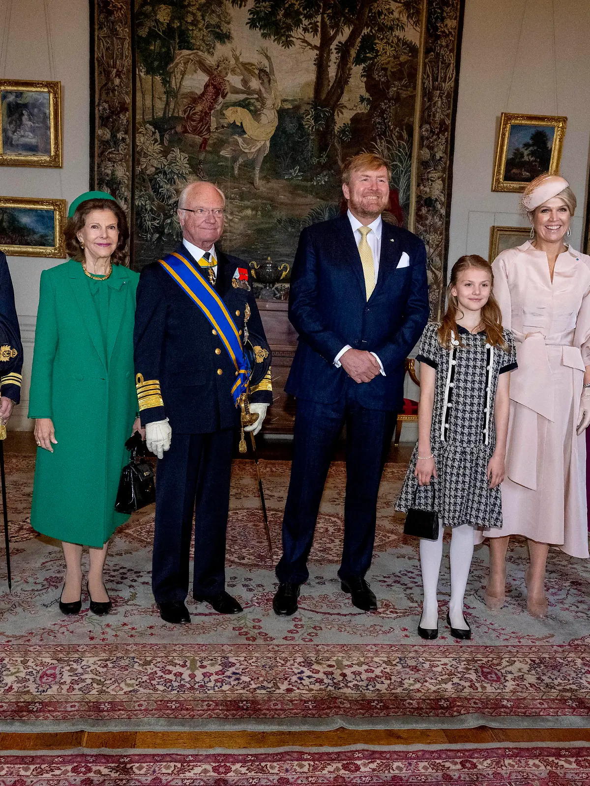  11-10-2022 Sweden Princess Sofia and Prince Carl Philip and Queen Silvia and King Carl Gustaf and King Willem-Alexander and Princess Estelle and Queen Maxima and Princess Princess Victoria and Prince Daniel pose for the media at the royal place on the 1st day of the 3 day statevisit to Sweden.  PUBLICATIONxINxGERxSUIxAUTxONLY Copyright: xPPEx