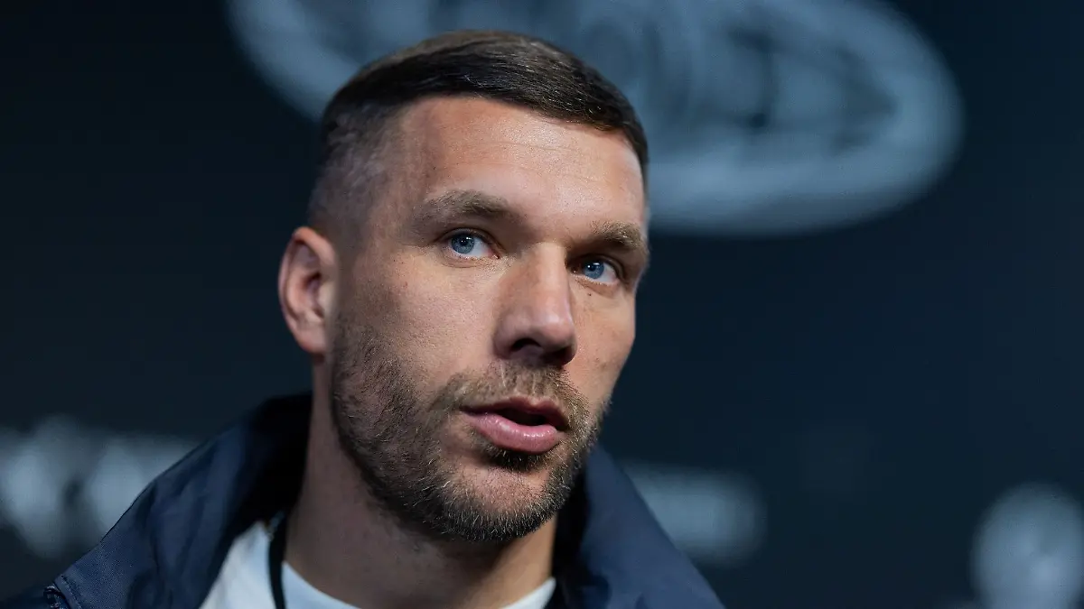 Lukas Podolski, Präsident der „Baller League“, steht neben dem Spielfeld in der Motorworld.