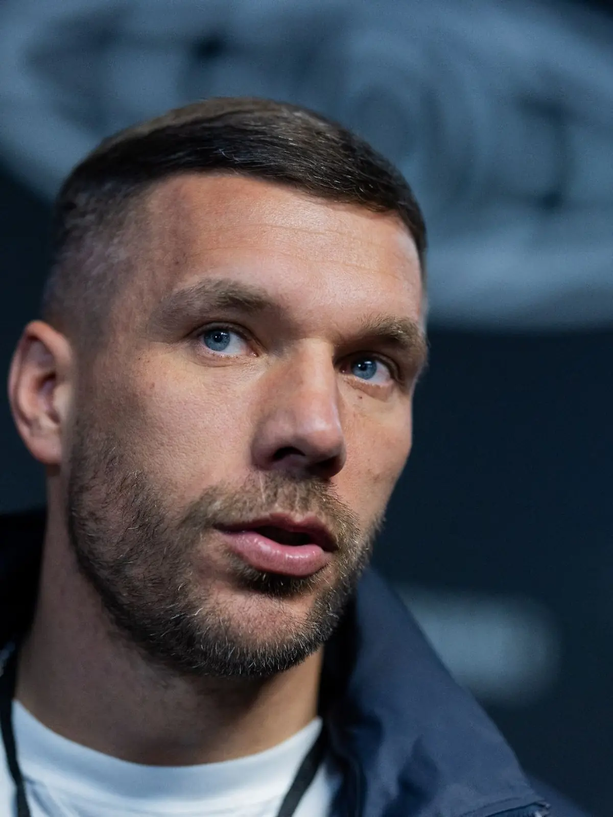 Lukas Podolski, Präsident der „Baller League“, steht neben dem Spielfeld in der Motorworld.