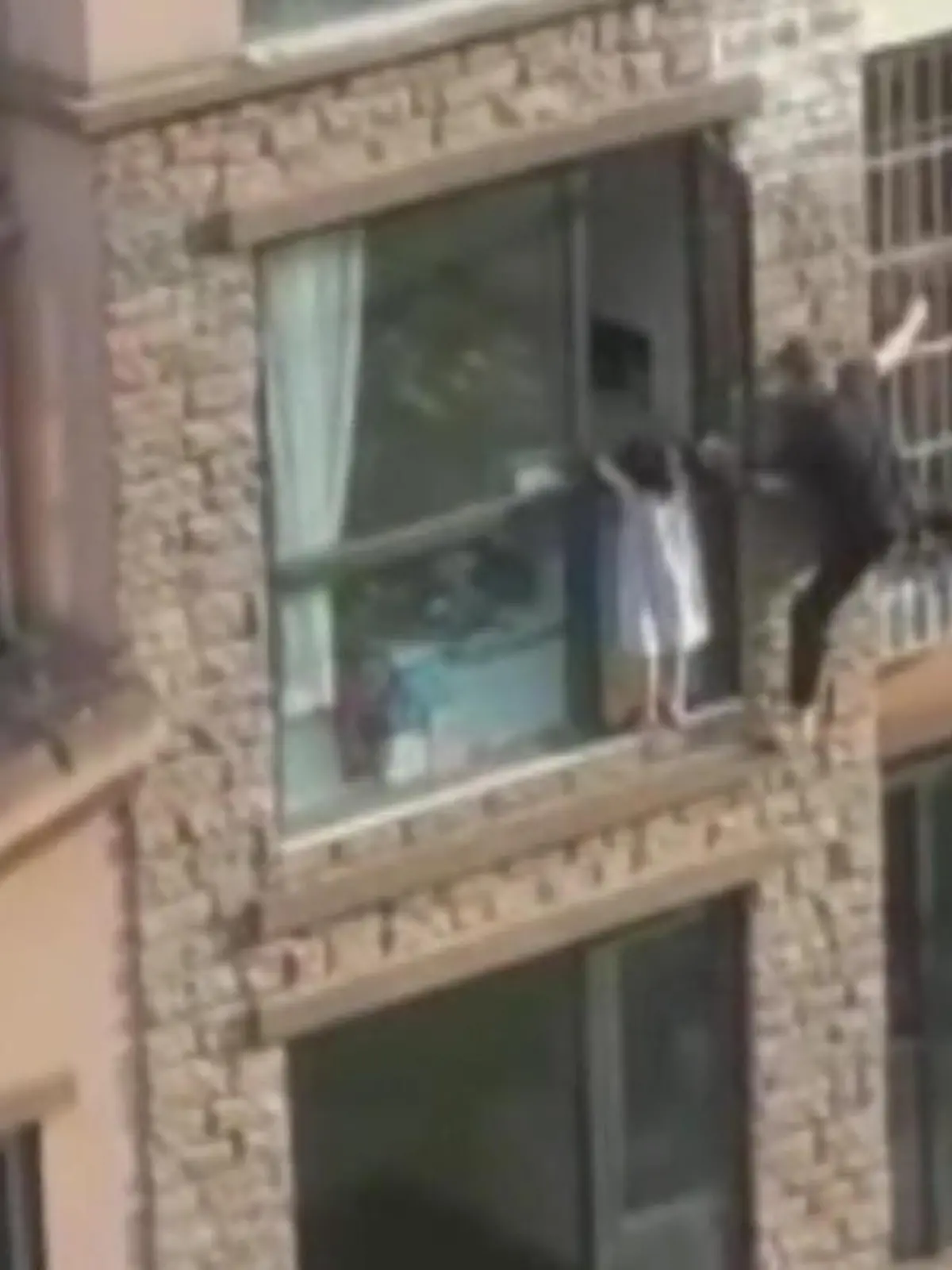 Ein 5 -jähriges Mädchen ist dem Tode nahe! Die Kleine klettert aus dem Fenster und stürzt fast in die Tiefe - ein mutiger Nachbar klettert die Hauswand entlang und rettet das Kind!