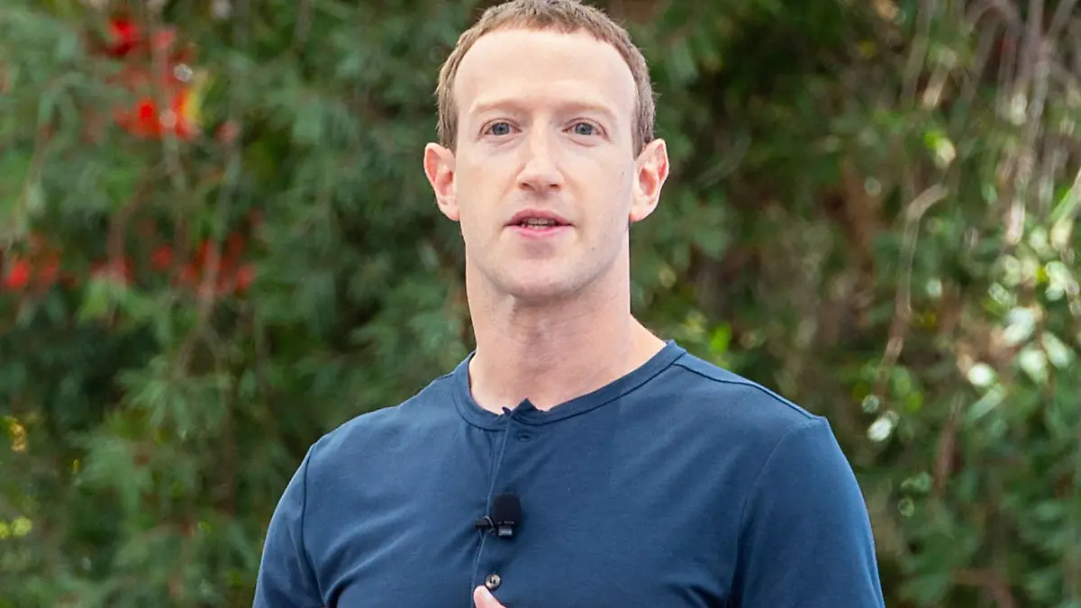 ARCHIV - 27.09.2023, USA, Menlo Park: Der Gründer und Chef des Facebook-Konzerns Meta, Mark Zuckerberg, stellt neue Geräte und KI-Angebote bei der Entwicklerkonferenz Meta Connect vor. Die Kampfsport-Begeisterung von Facebook-Gründer Mark Zuckerberg zwingt den von ihm geführten Meta-Konzern zu einer ungewöhnlichen Warnung an Investoren.  (zu dpa: «Zuckerbergs Kampfsport-Hobby sorgt für Warnung an Investoren») Foto: Andrej Sokolow/dpa +++ dpa-Bildfunk +++