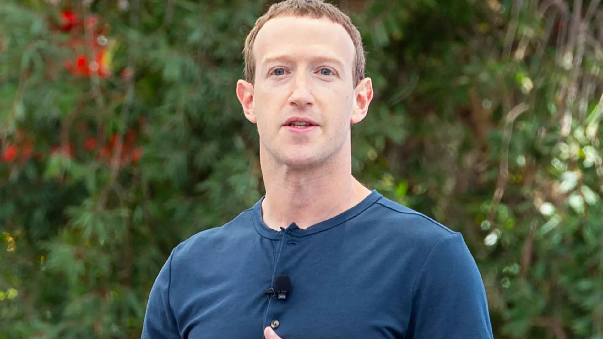 ARCHIV - 27.09.2023, USA, Menlo Park: Der Gründer und Chef des Facebook-Konzerns Meta, Mark Zuckerberg, stellt neue Geräte und KI-Angebote bei der Entwicklerkonferenz Meta Connect vor. Die Kampfsport-Begeisterung von Facebook-Gründer Mark Zuckerberg zwingt den von ihm geführten Meta-Konzern zu einer ungewöhnlichen Warnung an Investoren. (zu dpa: «Zuckerbergs Kampfsport-Hobby sorgt für Warnung an Investoren») Foto: Andrej Sokolow/dpa +++ dpa-Bildfunk +++