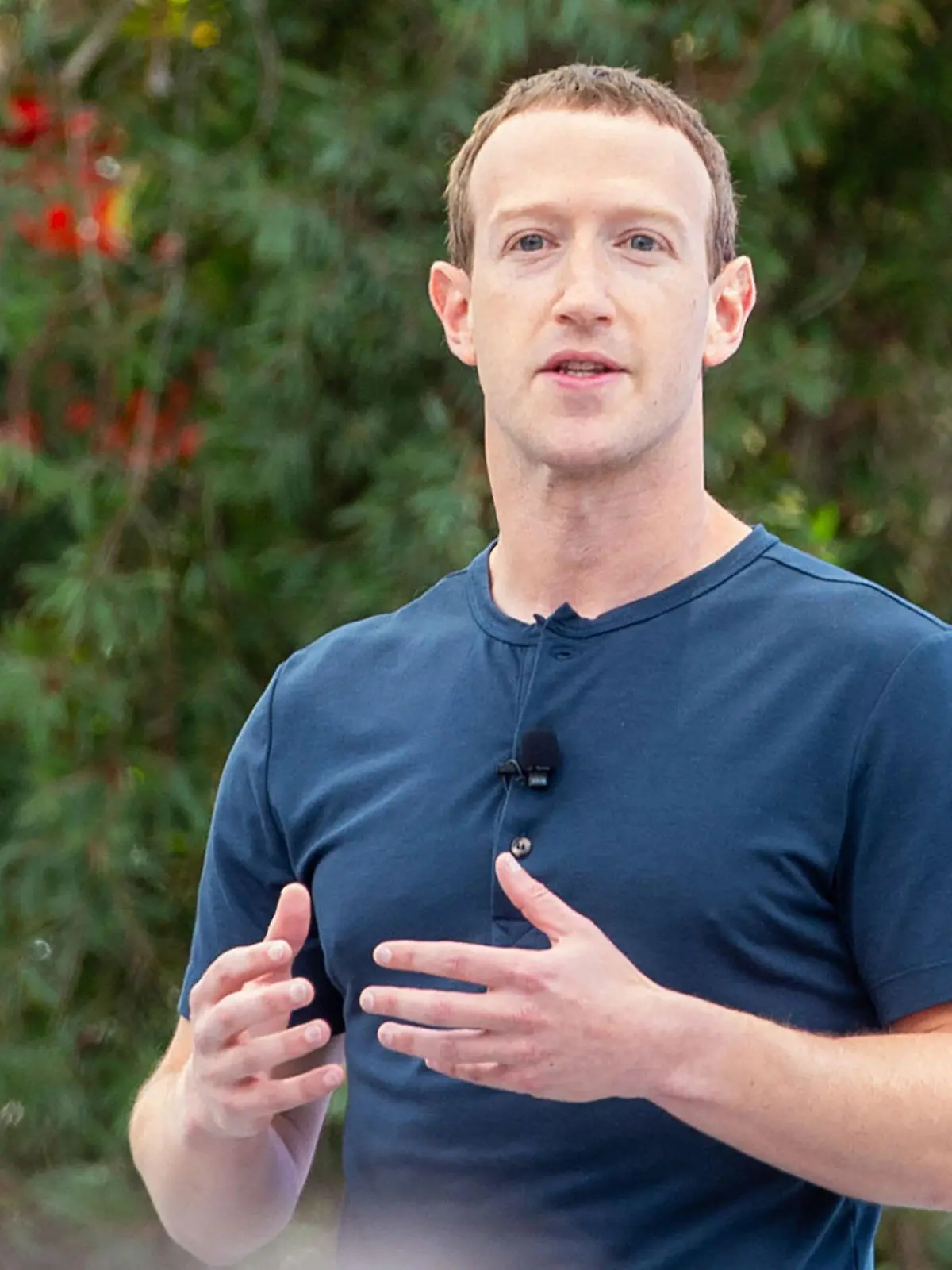 ARCHIV - 27.09.2023, USA, Menlo Park: Der Gründer und Chef des Facebook-Konzerns Meta, Mark Zuckerberg, stellt neue Geräte und KI-Angebote bei der Entwicklerkonferenz Meta Connect vor. Die Kampfsport-Begeisterung von Facebook-Gründer Mark Zuckerberg zwingt den von ihm geführten Meta-Konzern zu einer ungewöhnlichen Warnung an Investoren.  (zu dpa: «Zuckerbergs Kampfsport-Hobby sorgt für Warnung an Investoren») Foto: Andrej Sokolow/dpa +++ dpa-Bildfunk +++