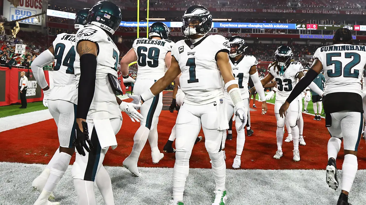 NFL, American Football Herren, USA NFC Wild Card Round-Philadelphia Eagles at Tampa Bay Buccaneers Jan 15, 2024 Tampa, Florida, USA Philadelphia Eagles quarterback Jalen Hurts 1 greets teammates as they take the field for warm ups before a 2024 NFC wild card game against the Tampa Bay Buccaneers at Raymond James Stadium. , EDITORIAL USE ONLY PUBLICATIONxINxGERxSUIxAUTxONLY Copyright: xKimxKlementxNeitzelx 20240115_cc_sv7_026