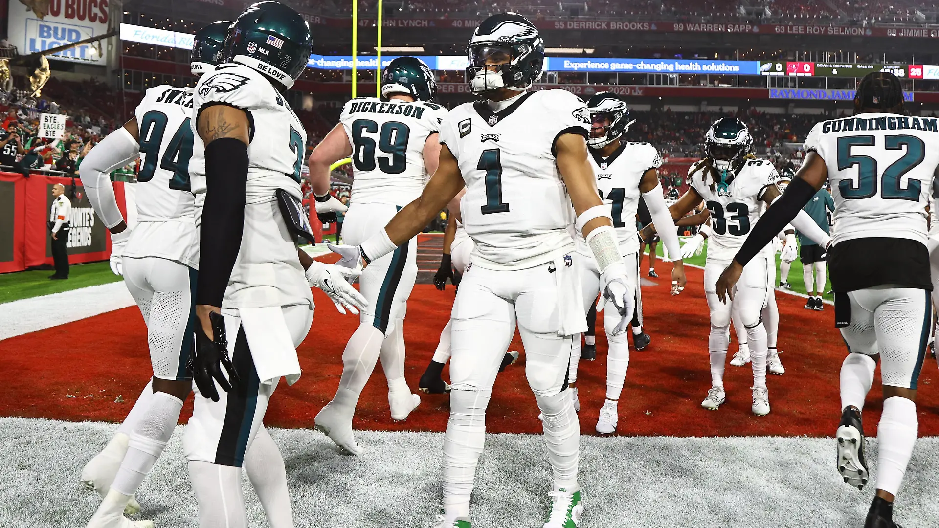 NFL, American Football Herren, USA NFC Wild Card Round-Philadelphia Eagles at Tampa Bay Buccaneers Jan 15, 2024 Tampa, Florida, USA Philadelphia Eagles quarterback Jalen Hurts 1 greets teammates as they take the field for warm ups before a 2024 NFC wild card game against the Tampa Bay Buccaneers at Raymond James Stadium. , EDITORIAL USE ONLY PUBLICATIONxINxGERxSUIxAUTxONLY Copyright: xKimxKlementxNeitzelx 20240115_cc_sv7_026