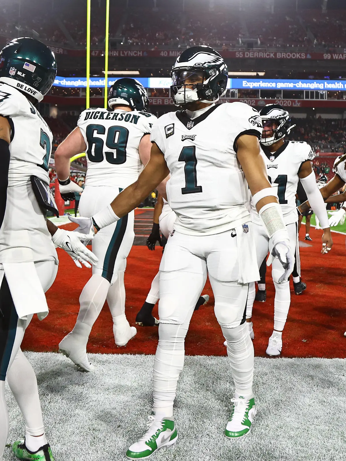 NFL, American Football Herren, USA NFC Wild Card Round-Philadelphia Eagles at Tampa Bay Buccaneers Jan 15, 2024 Tampa, Florida, USA Philadelphia Eagles quarterback Jalen Hurts 1 greets teammates as they take the field for warm ups before a 2024 NFC wild card game against the Tampa Bay Buccaneers at Raymond James Stadium. , EDITORIAL USE ONLY PUBLICATIONxINxGERxSUIxAUTxONLY Copyright: xKimxKlementxNeitzelx 20240115_cc_sv7_026