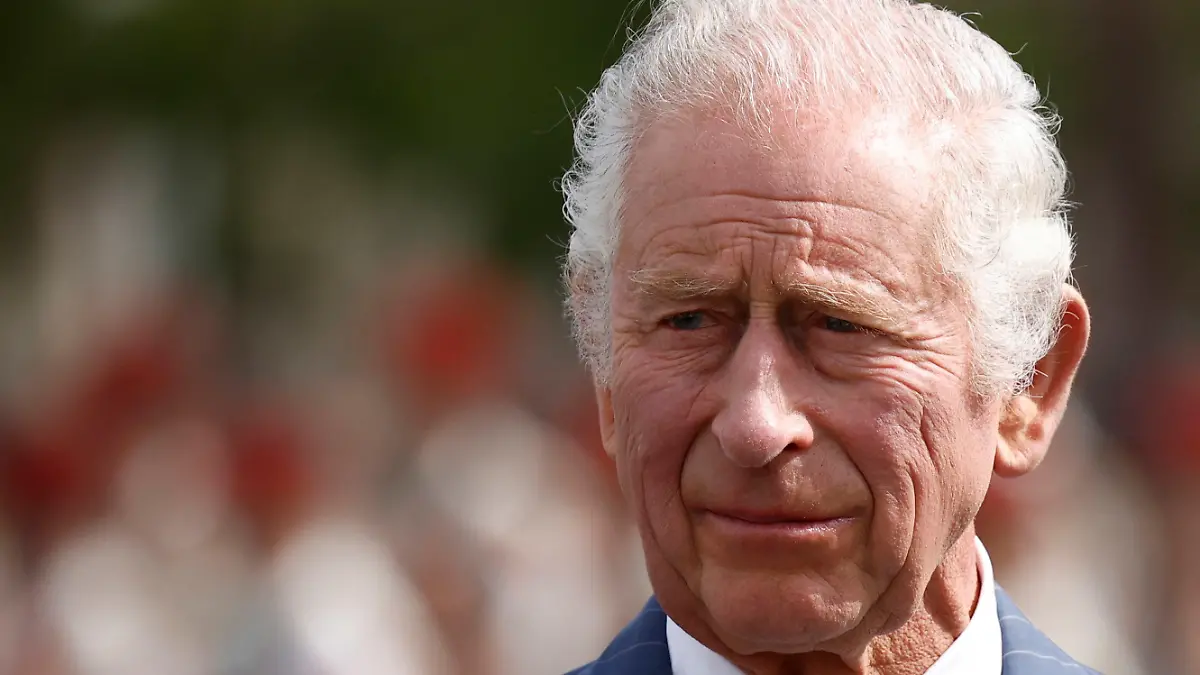 ARCHIV - 20.09.2023, Frankreich, Paris: König Charles III. bei einer Zeremonie am Arc de Triomphe. Beim britischen König Charles III. ist Krebs diagnostiziert worden. Das teilte der Buckingham-Palast am Montagabend mit. (zu dpa: «Palast: König Charles hat Krebs») (Wiederholung mit verändertem Bildausschnitt) Foto: Yoan Valat/EPA Pool via AP/dpa +++ dpa-Bildfunk +++
