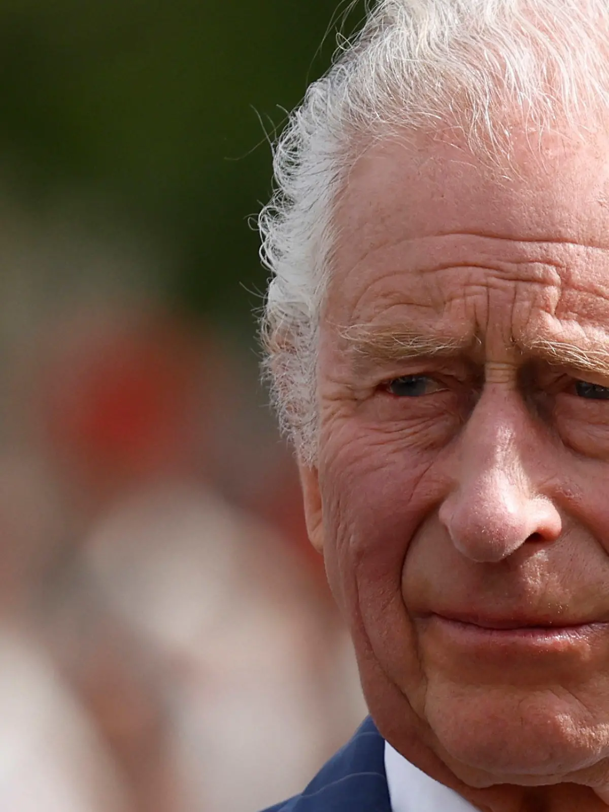 ARCHIV - 20.09.2023, Frankreich, Paris: König Charles III. bei einer Zeremonie am Arc de Triomphe. Beim britischen König Charles III. ist Krebs diagnostiziert worden. Das teilte der Buckingham-Palast am Montagabend mit. (zu dpa: «Palast: König Charles hat Krebs») (Wiederholung mit verändertem Bildausschnitt) Foto: Yoan Valat/EPA Pool via AP/dpa +++ dpa-Bildfunk +++
