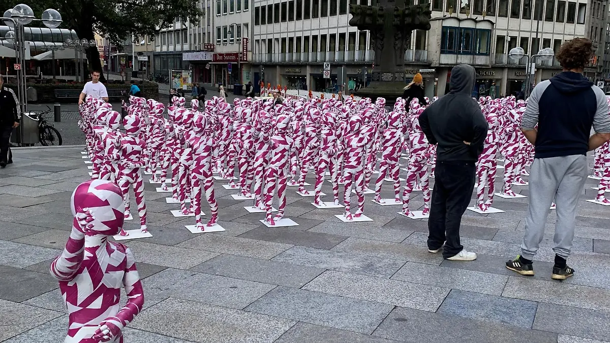 “Shattered Souls … in a Sea of Silence”-Aktion vor dem Kölner Dom