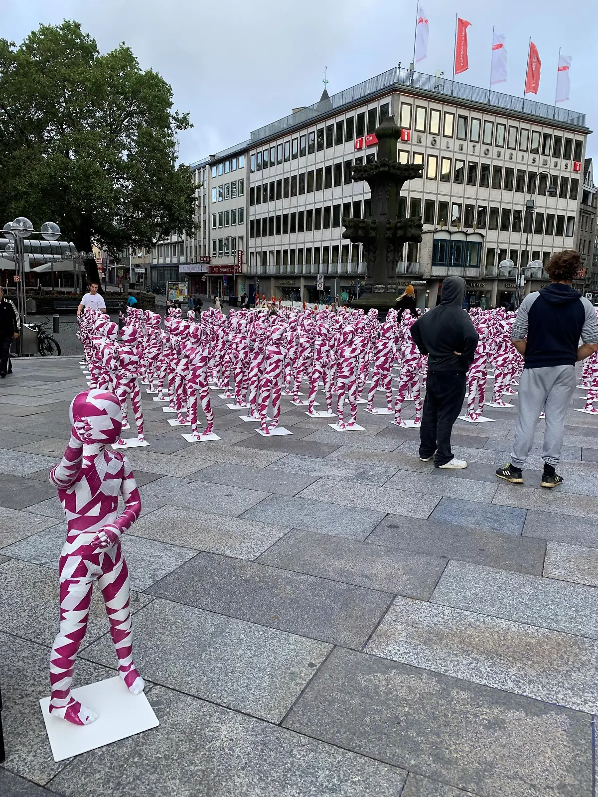 “Shattered Souls … in a Sea of Silence”-Aktion vor dem Kölner Dom