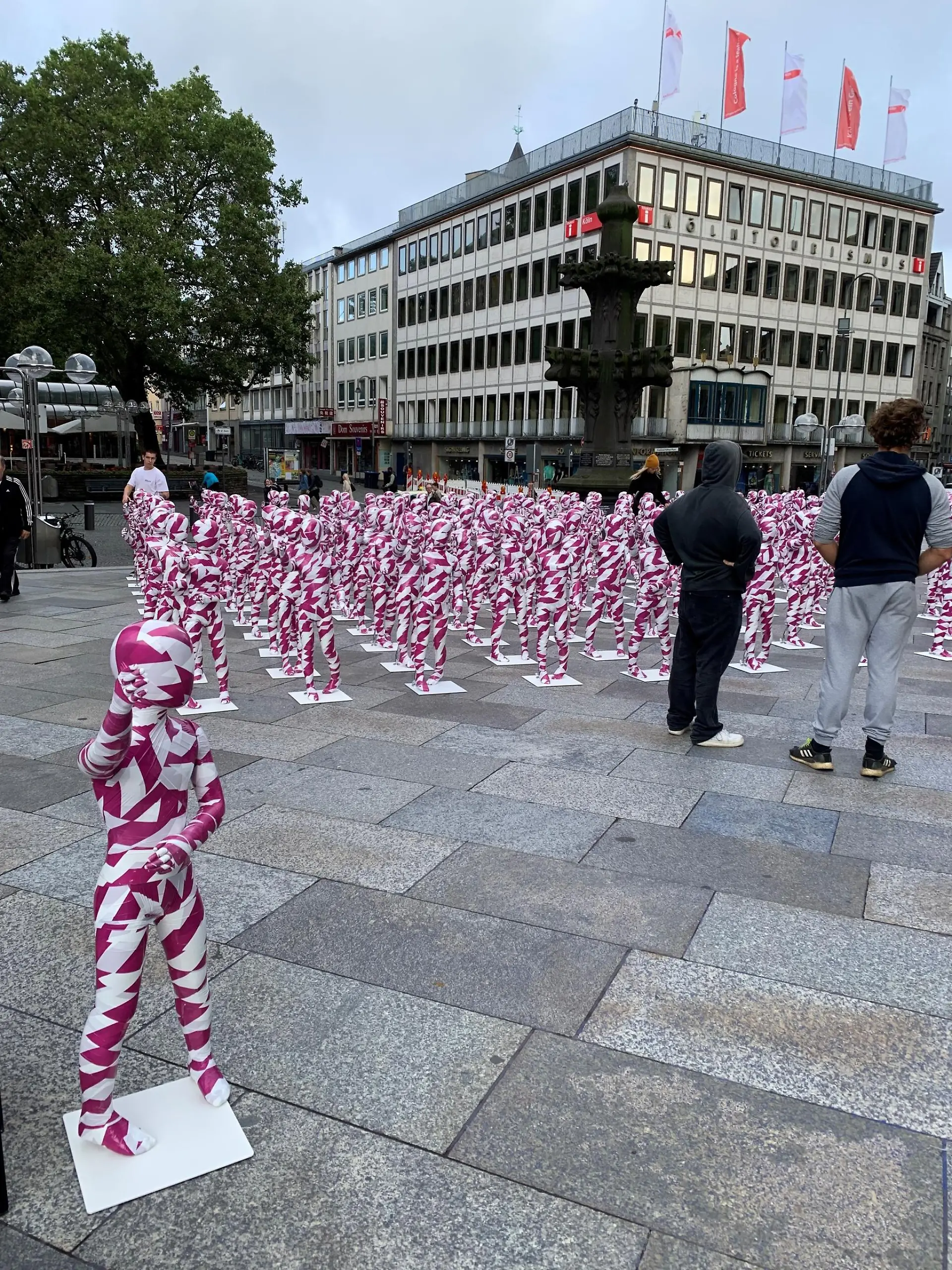 “Shattered Souls … in a Sea of Silence”-Aktion vor dem Kölner Dom