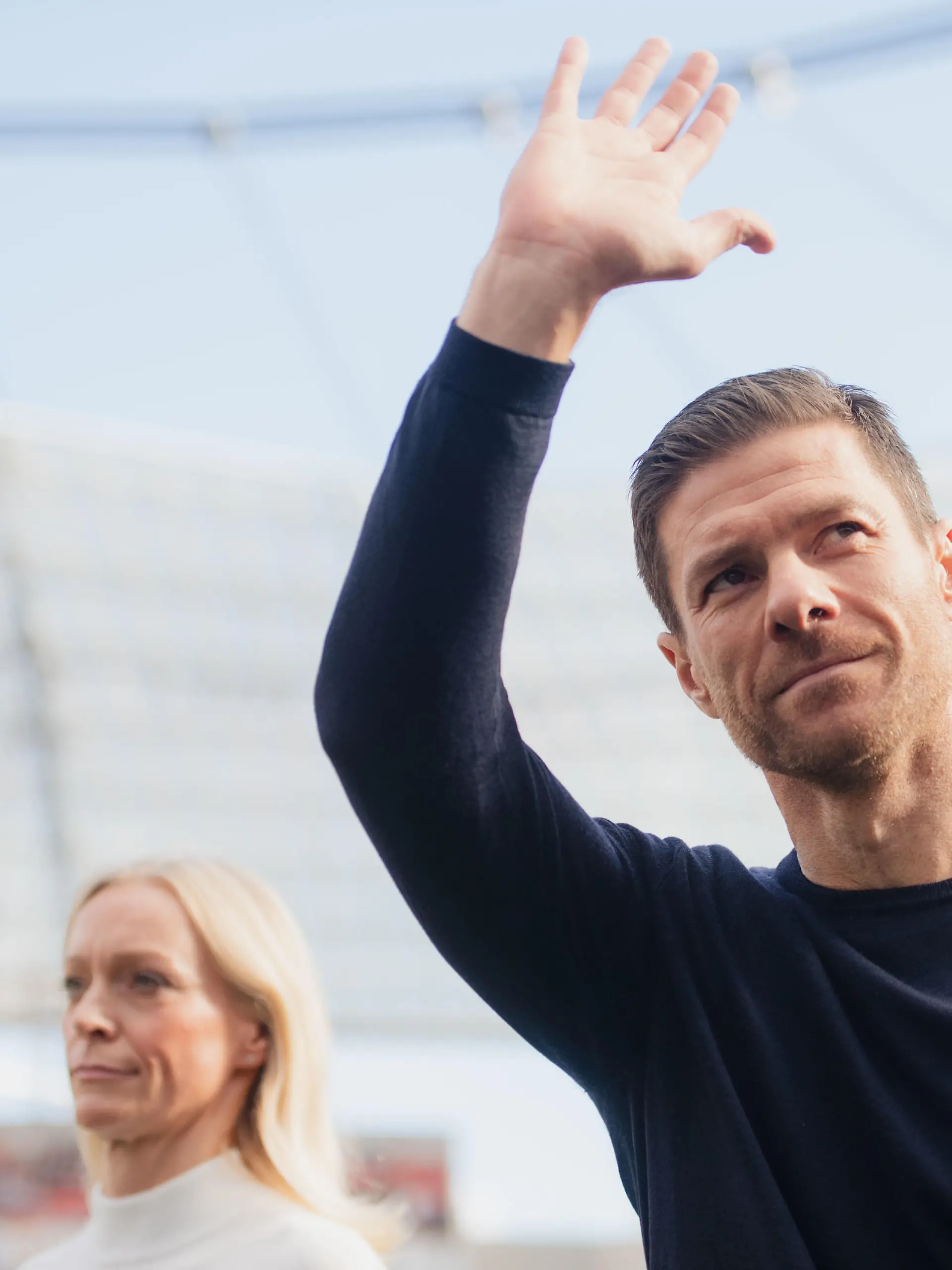 08.10.2022, Nordrhein-Westfalen, Leverkusen: Fußball: Bundesliga, Bayer Leverkusen - FC Schalke 04, 9. Spieltag, BayArena. Leverkusens Leverkusens Trainer Xabi Alonso winkt vor der Partie in die Runde. Foto: Marius Becker/dpa - WICHTIGER HINWEIS: Gemäß den Vorgaben der DFL Deutsche Fußball Liga bzw. des DFB Deutscher Fußball-Bund ist es untersagt, in dem Stadion und/oder vom Spiel angefertigte Fotoaufnahmen in Form von Sequenzbildern und/oder videoähnlichen Fotostrecken zu verwerten bzw. verwerten zu lassen. +++ dpa-Bildfunk +++