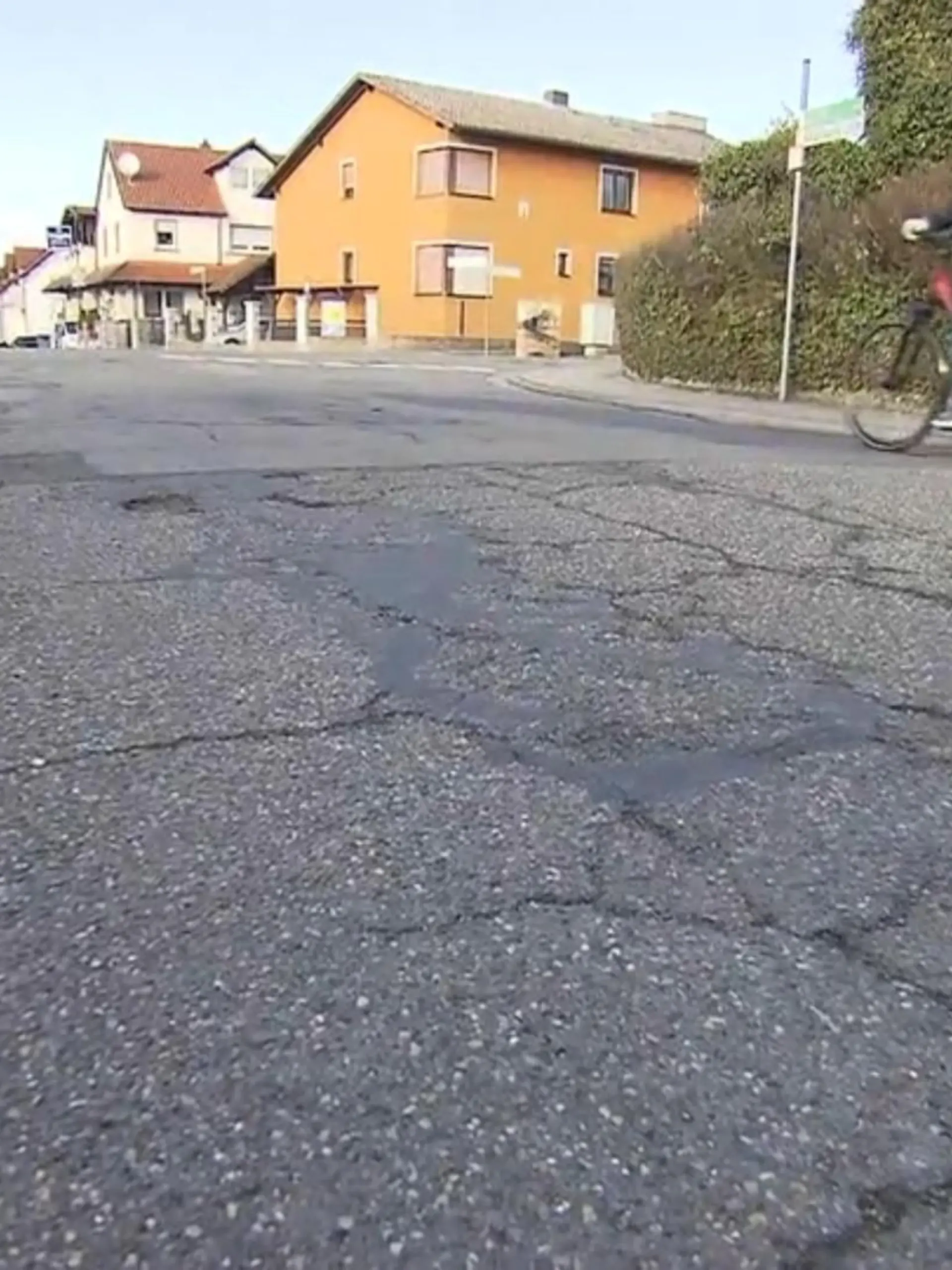 Jährlich kassiert die rheinland-pfälzische Gemeinde Dudenhofen von allen Grundstückbesitzern rund 190 Euro für Straßensanierungen. Und trotzdem: Wer durch Dudenhofen fährt, wird mächtig durchgeschüttelt – Schlaglöcher und aufgerissene Straßenbeläge, wohin man schaut. Was also passiert mit dem Geld der Bürger? RTL hakt nach.