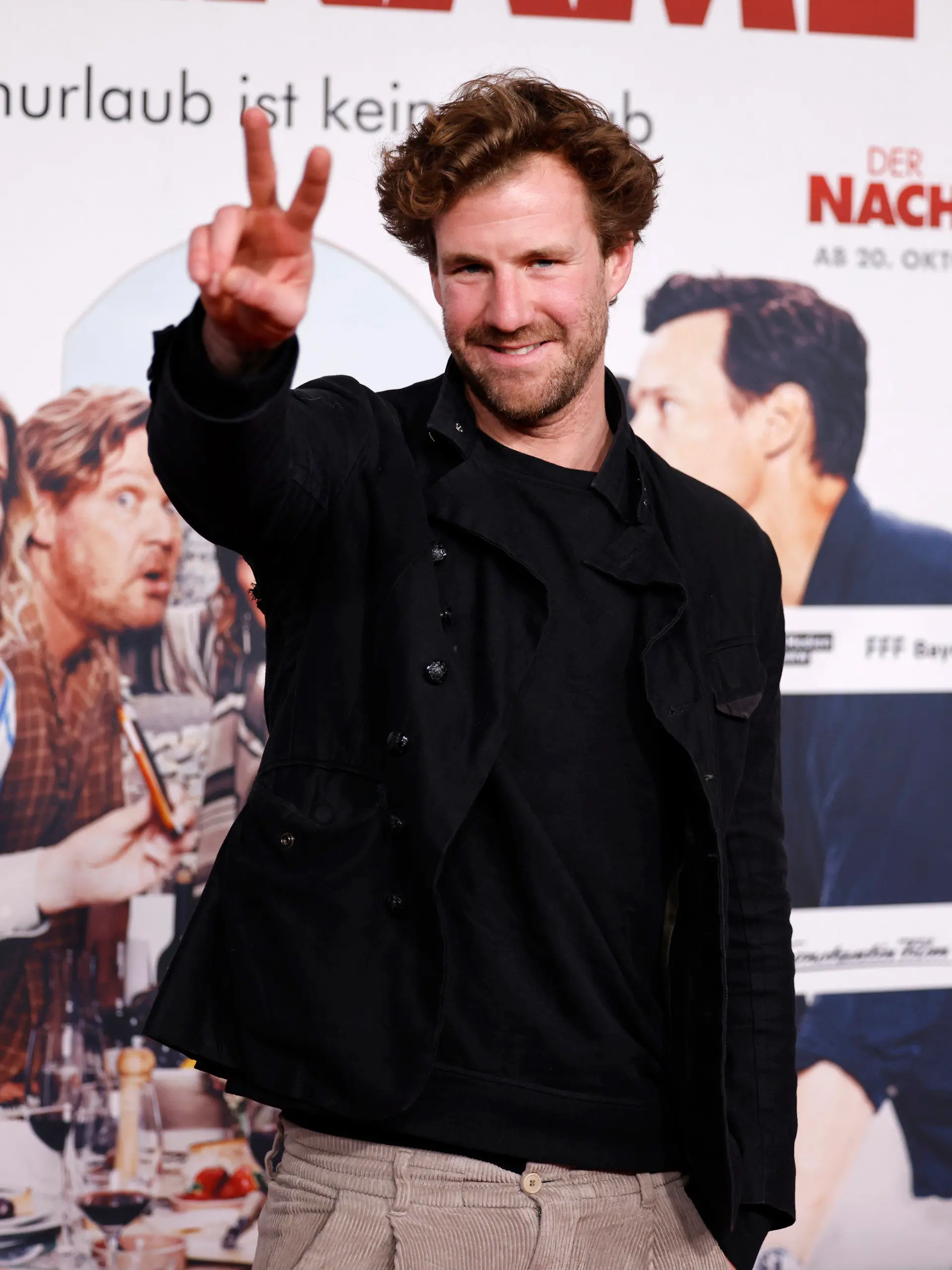 09.10.2022, Nordrhein-Westfalen, Köln: Der Komiker Luke Mockridge kommt über den Roten Teppich zur Premiere des Kinofilms «Der Nachname» in den Cinedom in Köln. Foto: Thomas Banneyer/dpa +++ dpa-Bildfunk +++