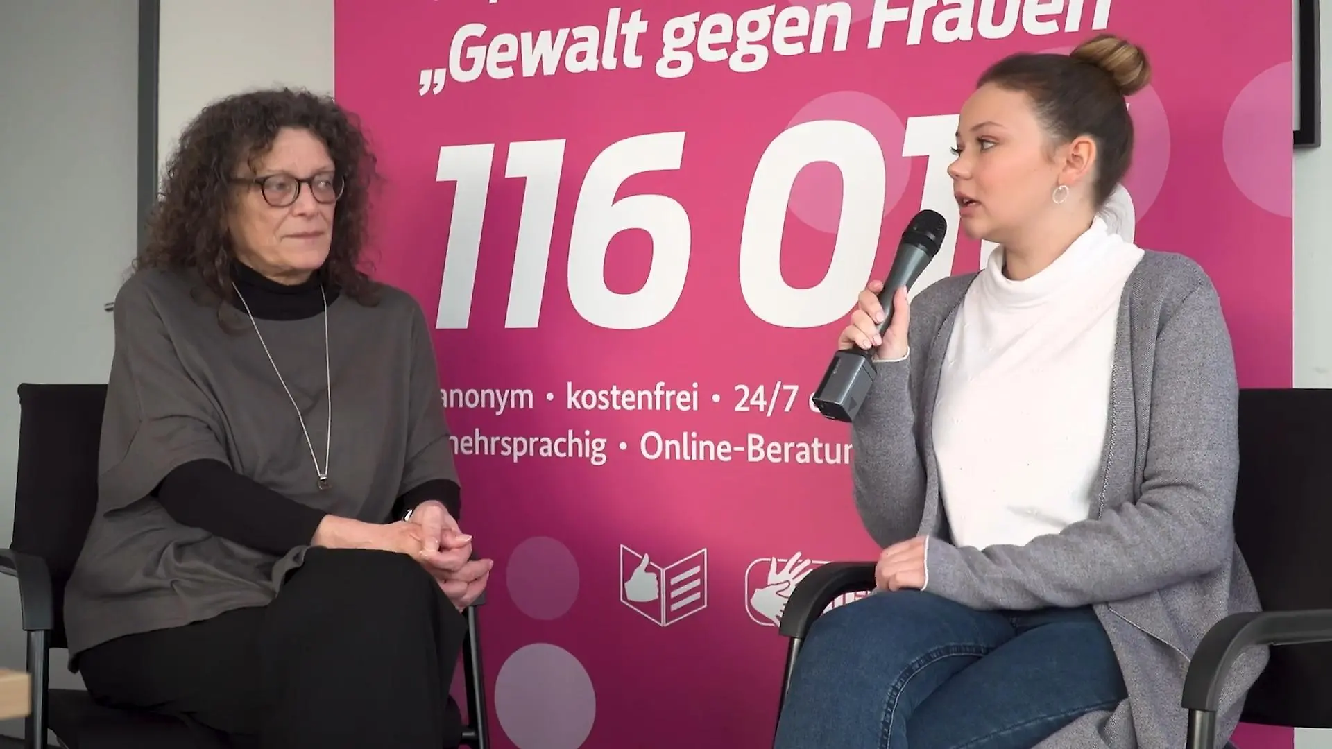 „Unter uns“-Produktion besucht das Hilfetelefon Für „Gewalt gegen Frauen“