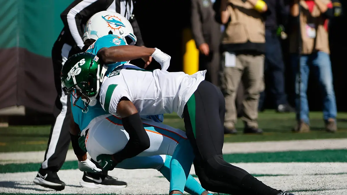 EAST RUTHERFORD, NJ - OCTOBER 09: New York Jets cornerback Sauce Gardner 1 sacks Miami Dolphins quarterback Teddy Bridgewater 5 in the endzone for a safety on the play Miami Dolphins quarterback Teddy Bridgewater 5 was injured during the first quarter of the National Football League game between the New York Jets and Miami Dolphins on October 9, 2022 at MetLife Stadium in East Rutherford, New Jersey.Photo by Rich Graessle/Icon Sportswire NFL, American Football Herren, USA OCT 09 Dolphins at Jets Icon2210099590