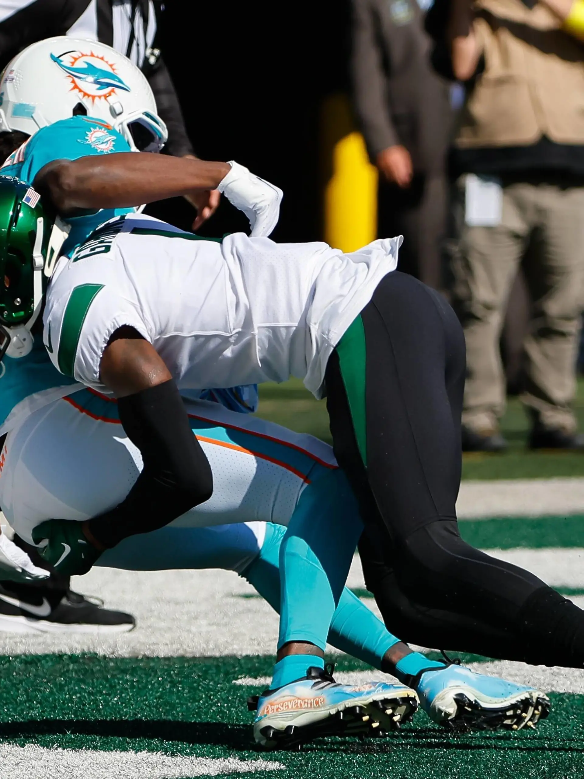  EAST RUTHERFORD, NJ - OCTOBER 09: New York Jets cornerback Sauce Gardner 1 sacks Miami Dolphins quarterback Teddy Bridgewater 5 in the endzone for a safety on the play Miami Dolphins quarterback Teddy Bridgewater 5 was injured during the first quarter of the National Football League game between the New York Jets and Miami Dolphins on October 9, 2022 at MetLife Stadium in East Rutherford, New Jersey.Photo by Rich Graessle/Icon Sportswire NFL, American Football Herren, USA OCT 09 Dolphins at Jets Icon2210099590
