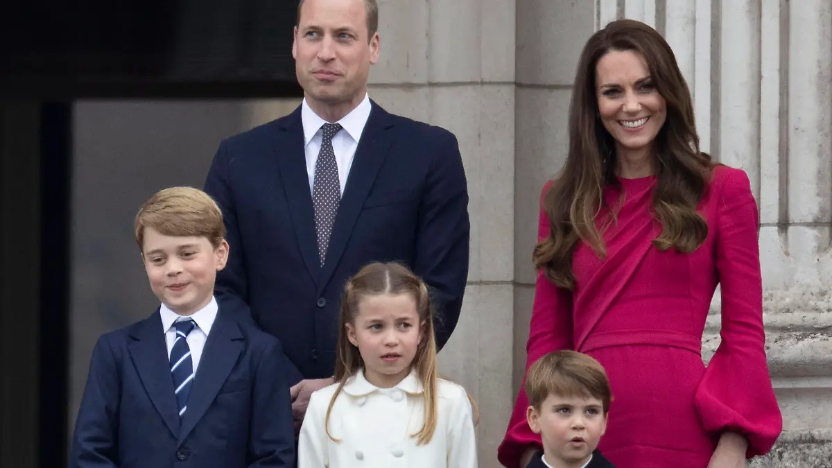  . 05/06/2022. London, United Kingdom. Prince William and Kate Middleton with their children Prince George, Princess Charlotte and Prince Louis at the end of the Pageant on the final day of the Platinum Jubilee celebrations in London. PUBLICATIONxINxGERxSUIxAUTxHUNxONLY xStephenxLockx/xi-Imagesx IIM-23484-0114