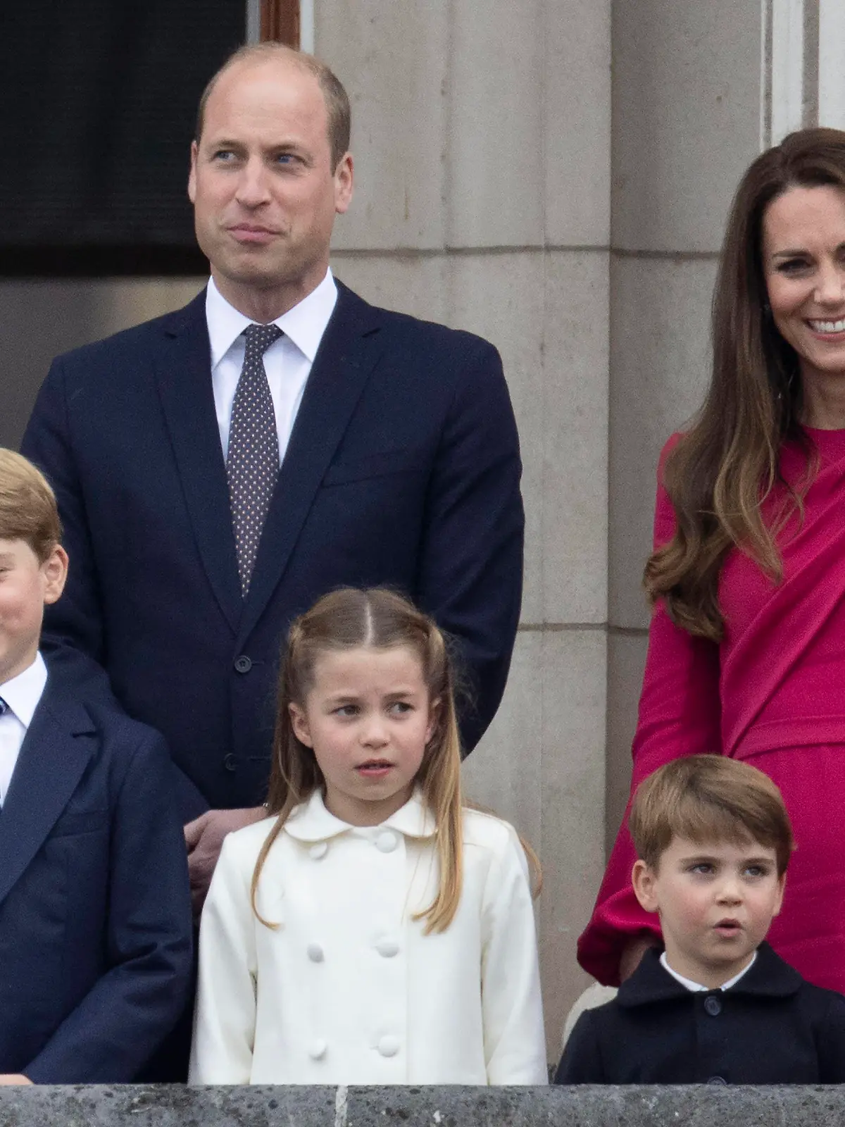  . 05/06/2022. London, United Kingdom. Prince William and Kate Middleton with their children Prince George, Princess Charlotte and Prince Louis at the end of the Pageant on the final day of the Platinum Jubilee celebrations in London. PUBLICATIONxINxGERxSUIxAUTxHUNxONLY xStephenxLockx/xi-Imagesx IIM-23484-0114