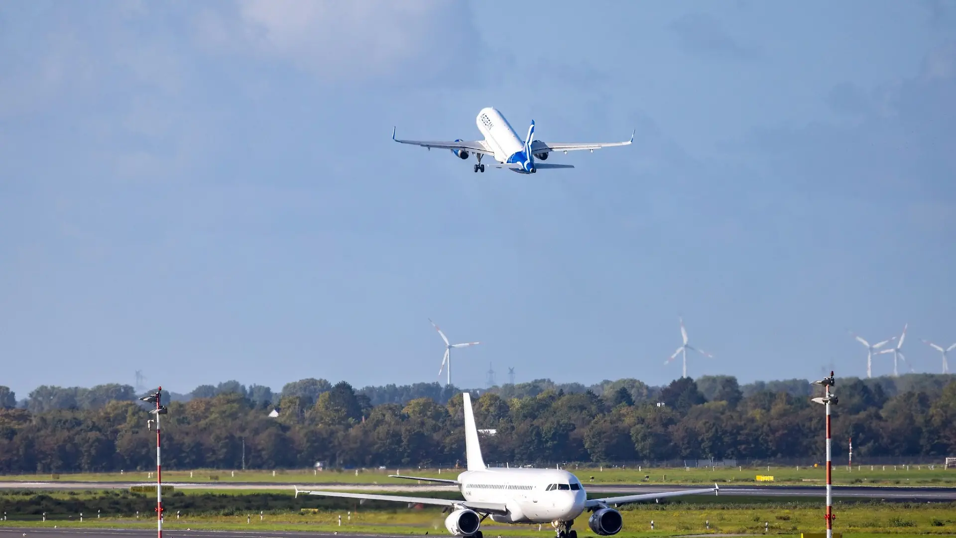 Passagierflugzeuge starten vom Flughafen in Düsseldorf.