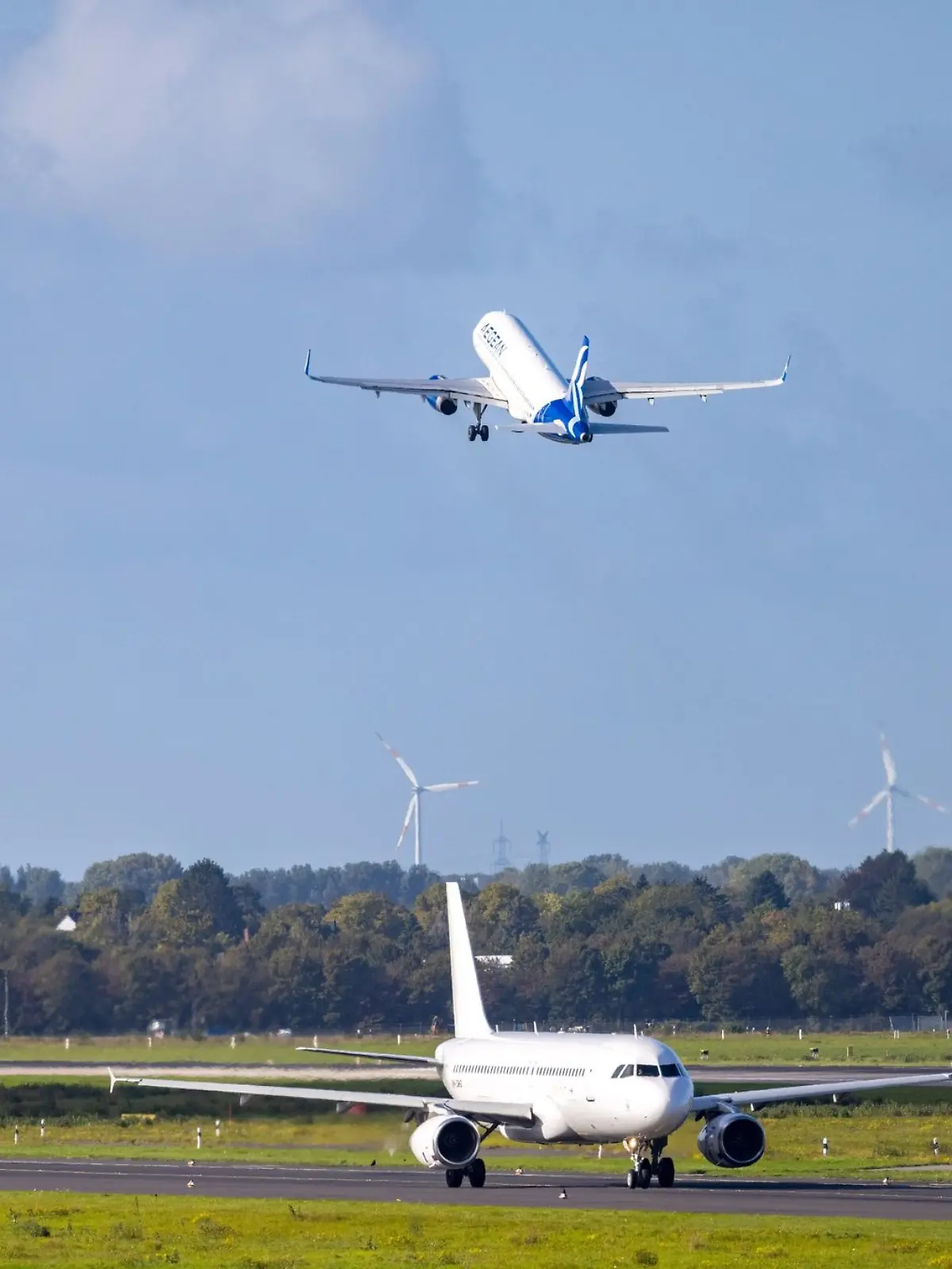 Passagierflugzeuge starten vom Flughafen in Düsseldorf.