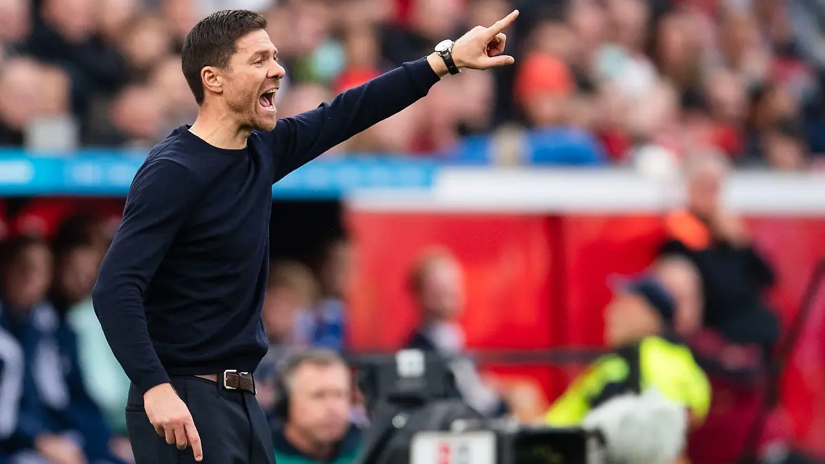 08.10.2022, Nordrhein-Westfalen, Leverkusen: Fußball: Bundesliga, Bayer Leverkusen - FC Schalke 04, 9. Spieltag, BayArena. Leverkusens Trainer Xabi Alonso gestikuliert an der Seitenlinie. (zu dpa: «Alonso-Einstand mit «Wow-Effekt» - Für Kramer wird es eng») Foto: Marius Becker/Deutsche Presse-Agentur GmbH/dpa +++ dpa-Bildfunk +++