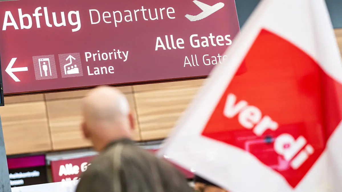 ARCHIV - 13.03.2023, Brandenburg, Schönefeld: Streikende laufen während eines Warnstreiks im März 2023 durch das Terminal 1 des BER-Flughafens. Auch am Hauptstadtflughafen wird am Mittwoch die Lufthansa bestreikt. (zu dpa: «Alle Lufthansa-Flüge am BER fallen am Mittwoch wegen Warnstreiks aus») Foto: Fabian Sommer/dpa +++ dpa-Bildfunk +++