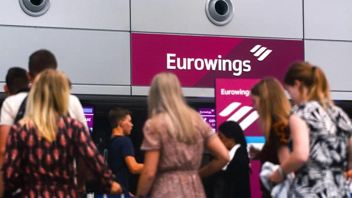 Duesseldorf Airport At The Begin Of Summer Holiday Season general view of travellers are seen waiting in front of Eurowings check in counter area as the summer holiday season starts at Duesseldorf airport in Duesseldorf, Germany on June 21, 2023 Duesseldorf Germany PUBLICATIONxNOTxINxFRA Copyright: xYingxTangx originalFilename: tang-notitle230621_npvtP.jpg