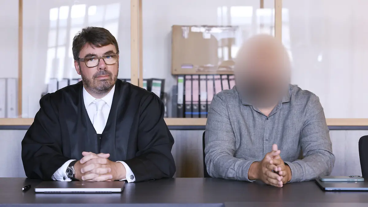20.07.2023, Nordrhein-Westfalen, Duisburg: Der Angeklagte(r) sitzt im Duisburger Landgericht bei seinem Prozess neben seinem Rechtsanwalt Zimmermann. In Duisburg hat ein Strafprozess gegen den früheren Vorstandsvorsitzenden eines Vereins begonnen, der fast 700.000 Euro für private Reisen und Luxusgüter veruntreut haben soll. Foto: David Young/dpa - ACHTUNG: die Person wurde aus rechtlichen Gründen gepixelt +++ dpa-Bildfunk +++