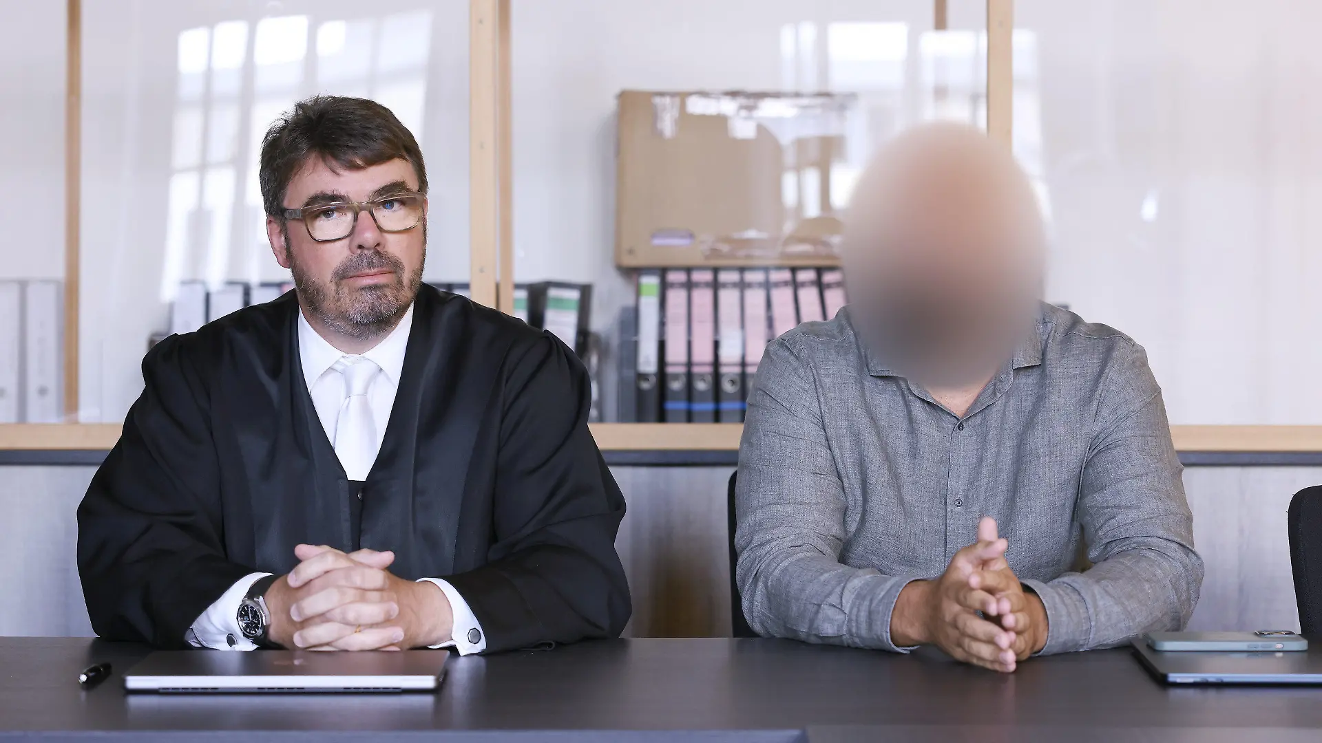 20.07.2023, Nordrhein-Westfalen, Duisburg: Der Angeklagte(r) sitzt im Duisburger Landgericht bei seinem Prozess neben seinem Rechtsanwalt Zimmermann. In Duisburg hat ein Strafprozess gegen den früheren Vorstandsvorsitzenden eines Vereins begonnen, der fast 700.000 Euro für private Reisen und Luxusgüter veruntreut haben soll. Foto: David Young/dpa - ACHTUNG: die Person wurde aus rechtlichen Gründen gepixelt +++ dpa-Bildfunk +++
