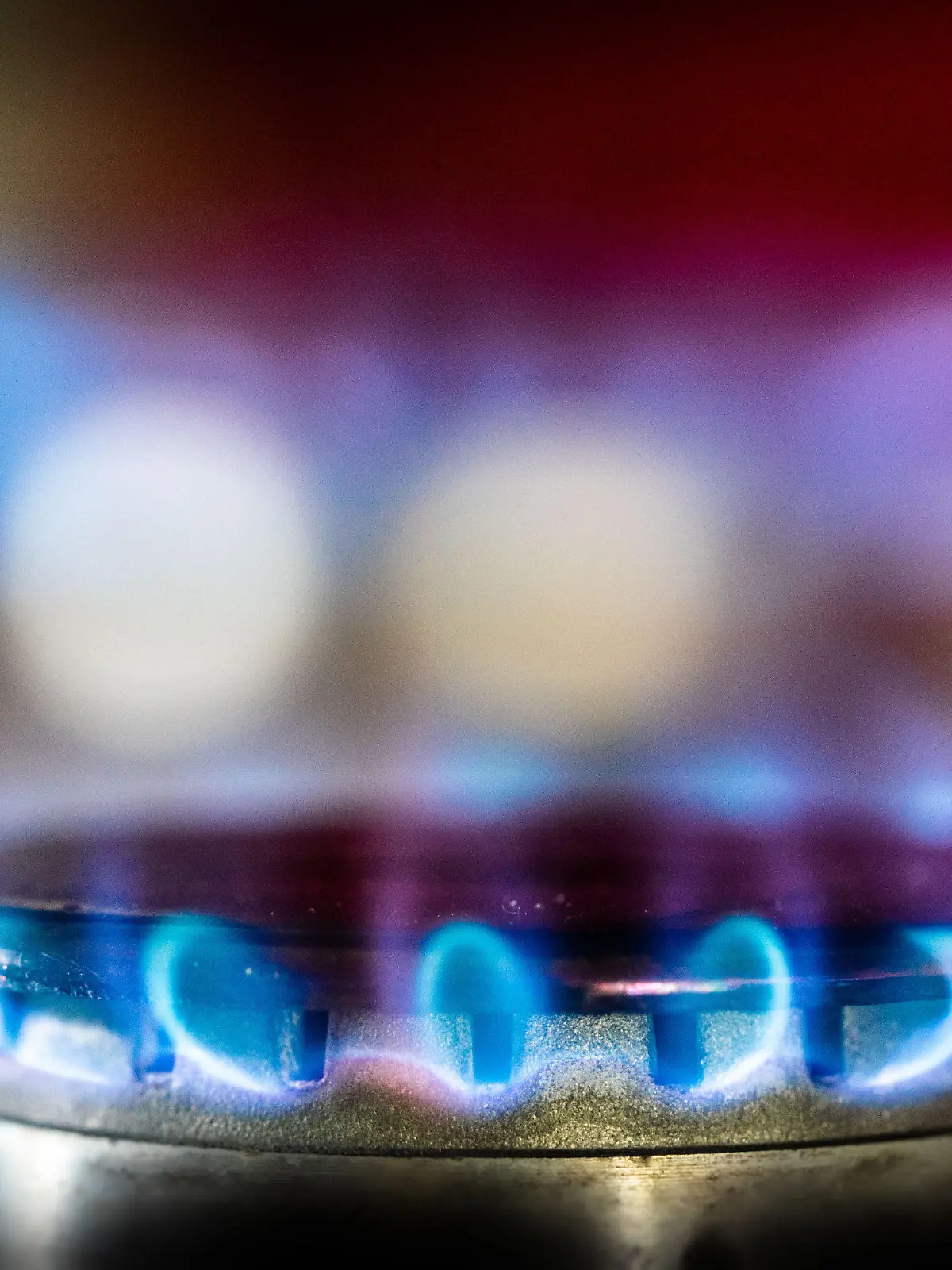 Gasflamme auf einem Gasherd in Frankfurt (Foto vom 30.09.2022). Beim Spitzentreffen von Bund und Laendern zu Entlastungen in der Energiekrise gab es keine konkreten Beschluesse zur Verteilung der Kosten. Die kommunalen Spitzenverbaende kritisieren das und mahnen rasche Entscheidungen an. (Siehe epd-Meldung vom 05.10.2922)