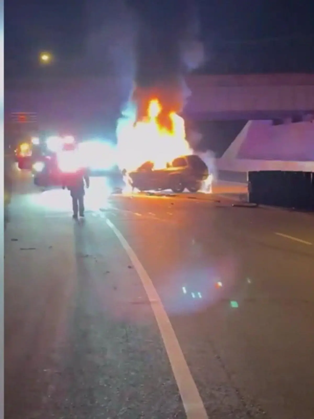 In den USA rettet ein Mann einen verunglückten Fahrer in letzter Sekunde. In Folge eines Unfalls geht das Auto mitten auf der Autobahn in Flammen auf.