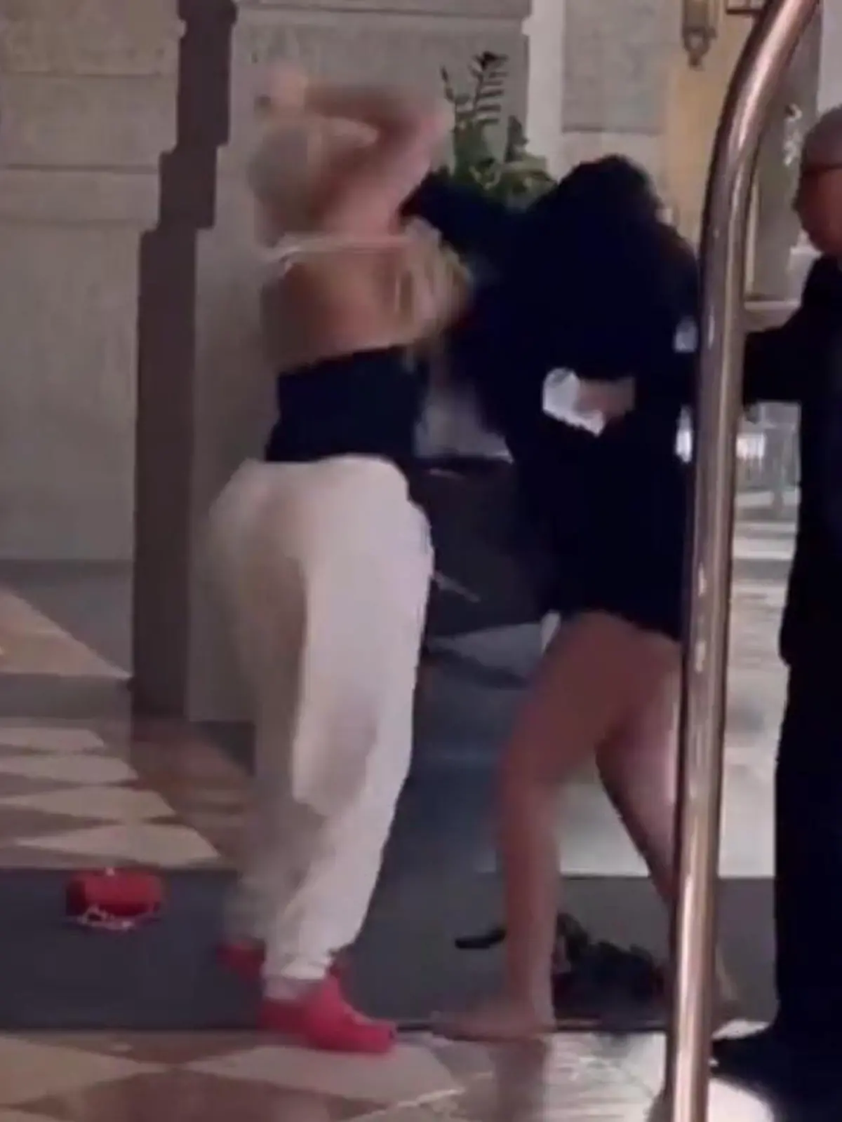 Plötzlich geht alles ganz schnell: Tritte, Schläge und eine ist halb nackt!

Dieser Streit in einem Luxushotel in Miami beginnt erst ganz harmlos. Doch plötzlich eskaliert die Situation und die beiden jungen Frauen fangen an, sich mitten in der Lobby zu prügeln. Die Hotel-Angestellten sind sichtlich überfordert mit der heiklen Situation und versuchen die zwei aggressiven Frauen zu trennen.

Warum eine der Frauen auch noch ihr Oberteil verliert, seht Ihr im Video.