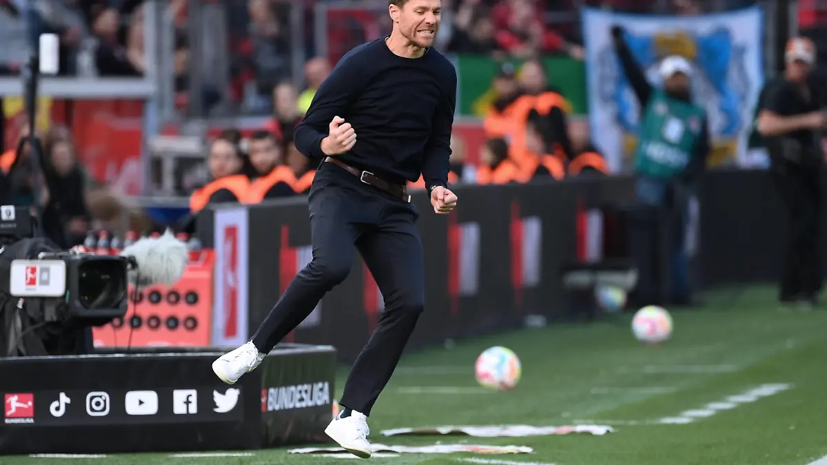 Jubelsprung Trainer Xabi Alonso Bayer 04 Leverkusen nach dem 1:0 08.10.2022, Fussball GER, Saison 2022 2023, 1. Bundesliga, 9. Spieltag, Bayer 04 Leverkusen - FC Schalke 04 4:0 Leverkusen BayArena Nordrhein Westfalen Deutschland *** Jubelsprung coach Xabi Alonso Bayer 04 Leverkusen after the 1 0 08 10 2022, football GER, season 2022 2023, 1 Bundesliga, 9 matchday, Bayer 04 Leverkusen FC Schalke 04 4 0 Leverkusen BayArena Nordrhein Westfalen Germany Team2