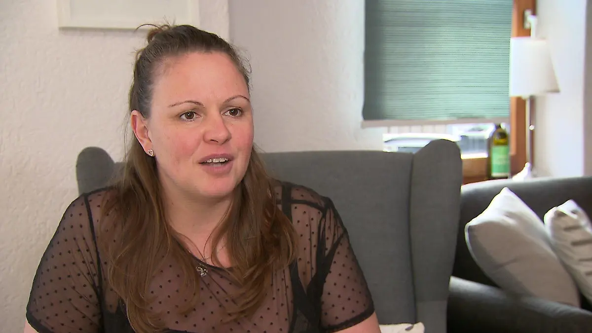 Yvonne Völler, besorgte Mutter.