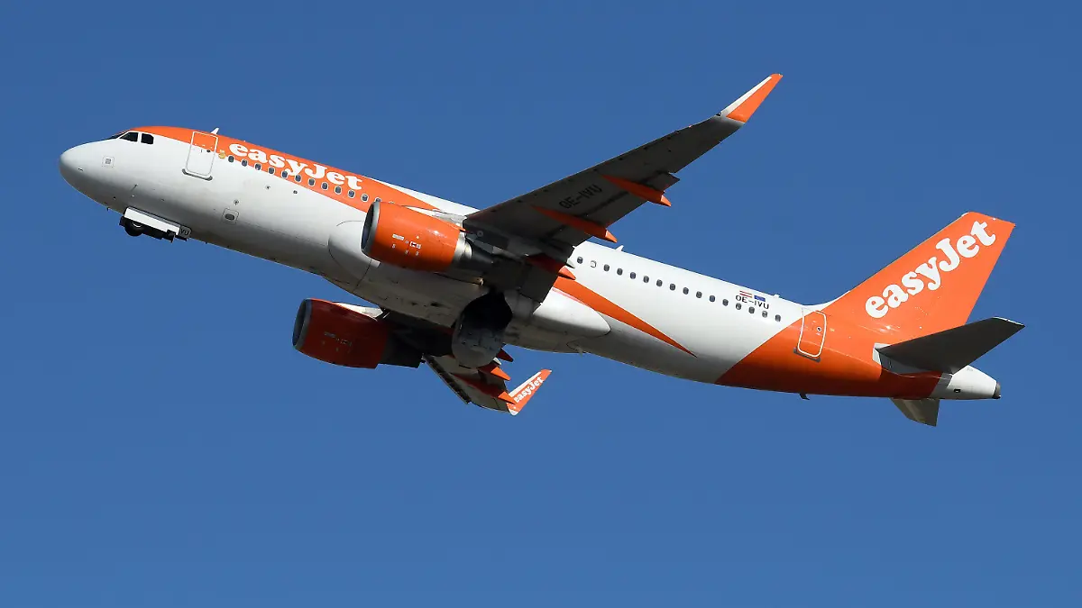 ARCHIV - 11.10.2021, Italien, Rom: Ein Airbus A320 EasyJet (A320-214) hebt am Leonardo da Vinci International Airport ab. (zu dpa: «Easyjet will weitere 56 Airbus-Jets kaufen») Foto: Massimo Insabato/Mondadori Portfolio via ZUMA/dpa +++ dpa-Bildfunk +++